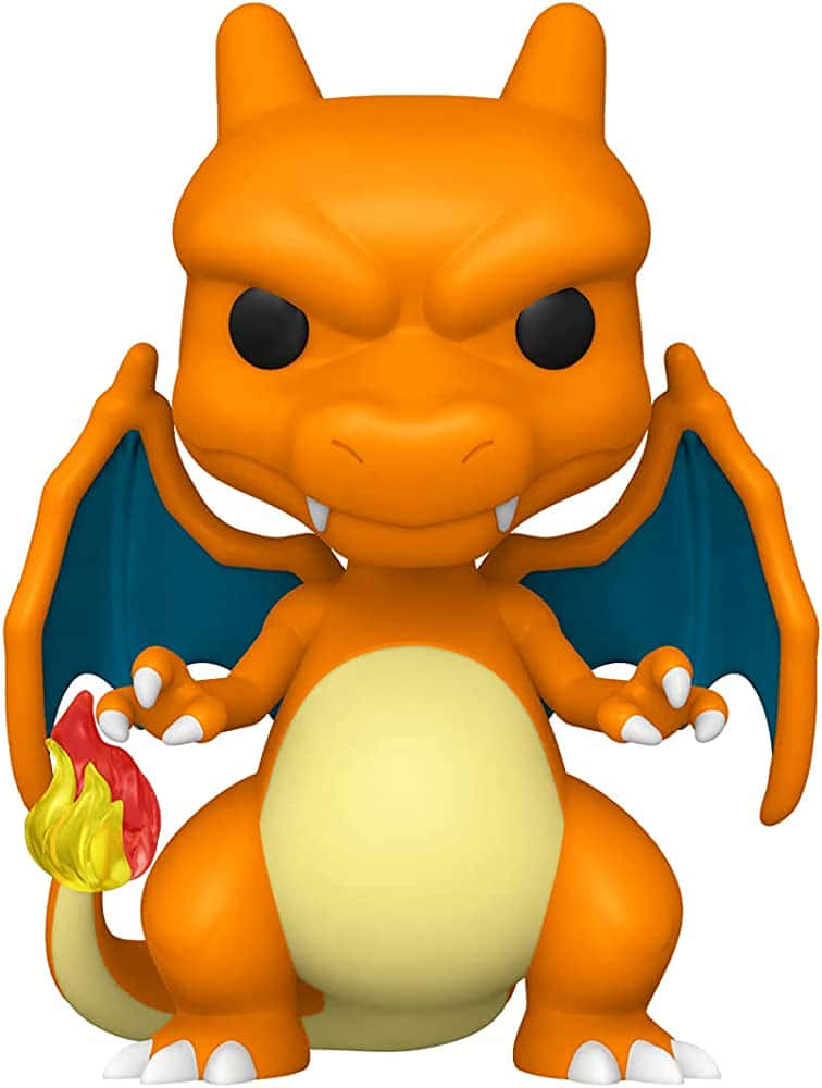 Charizard Pokemon 桌布 壁紙 — 一個鮮橙色的 Charizard Funko Pop 塑膠公仔，有藍色翅膀和火焰尾巴，站在白色背景前。