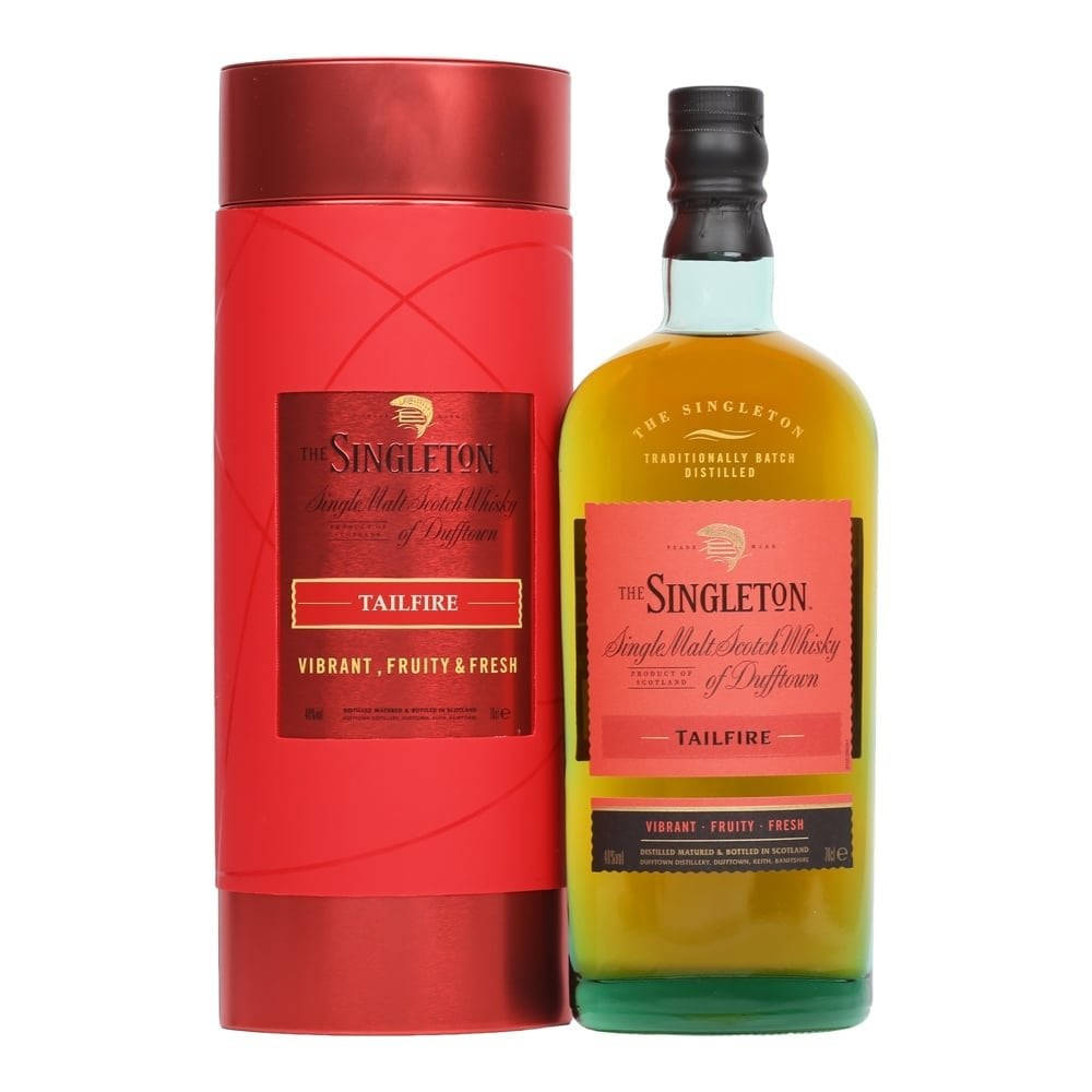 bottle 桌布 壁紙 — 一個鮮紅色圓柱形盒子和相配的The Singleton Tailfire威士忌酒瓶，並排放在潔白的背景前。