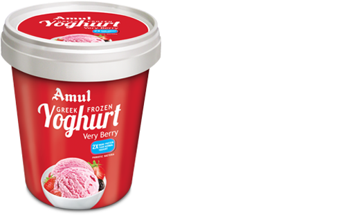 Product 桌布 壁紙 — 一個鮮紅色的Amul Greek Frozen Yoghurt杯，Very Berry口味，帶有草莓插圖，襯托在純黑色背景上。