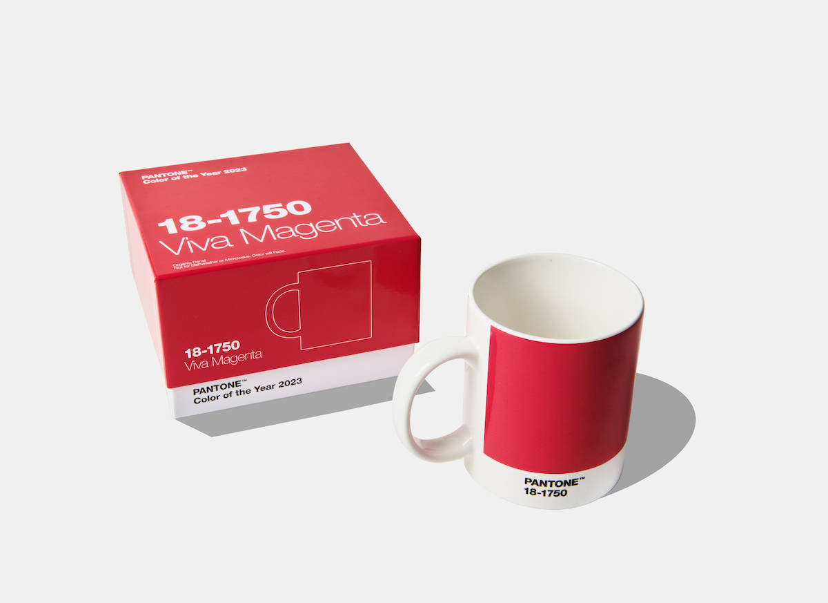 Promotion 桌布 壁紙 — 一個鮮紅色的Pantone杯子和盒子，上面標有「Viva Magenta 18-1750」，並排放在乾淨的白色表面上。