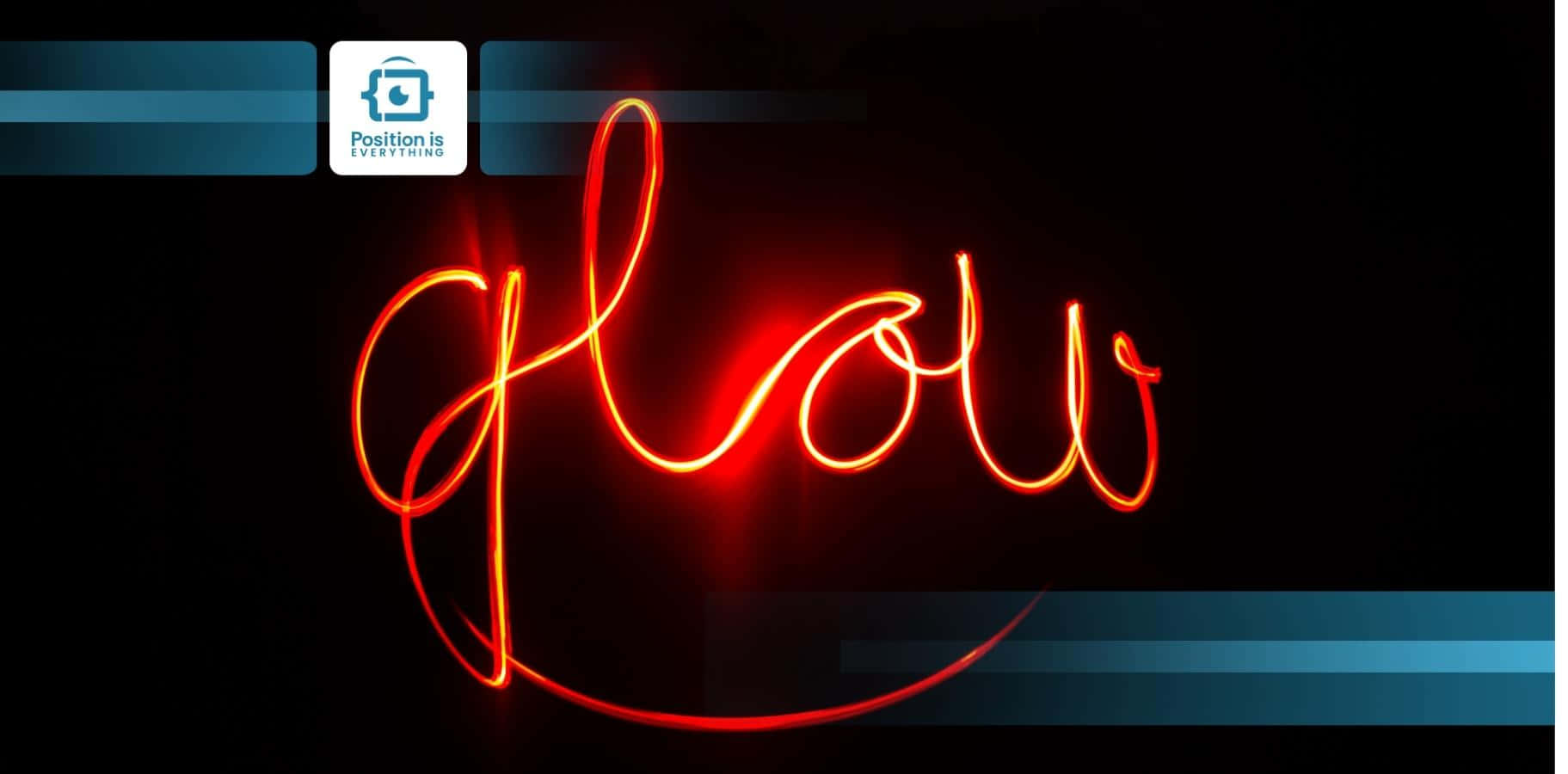 Neon Text 桌布 壁紙 — 一個鮮紅色霓虹燈牌，在帶有藍色水平條紋的深色背景上以草書拼出「glow」。
