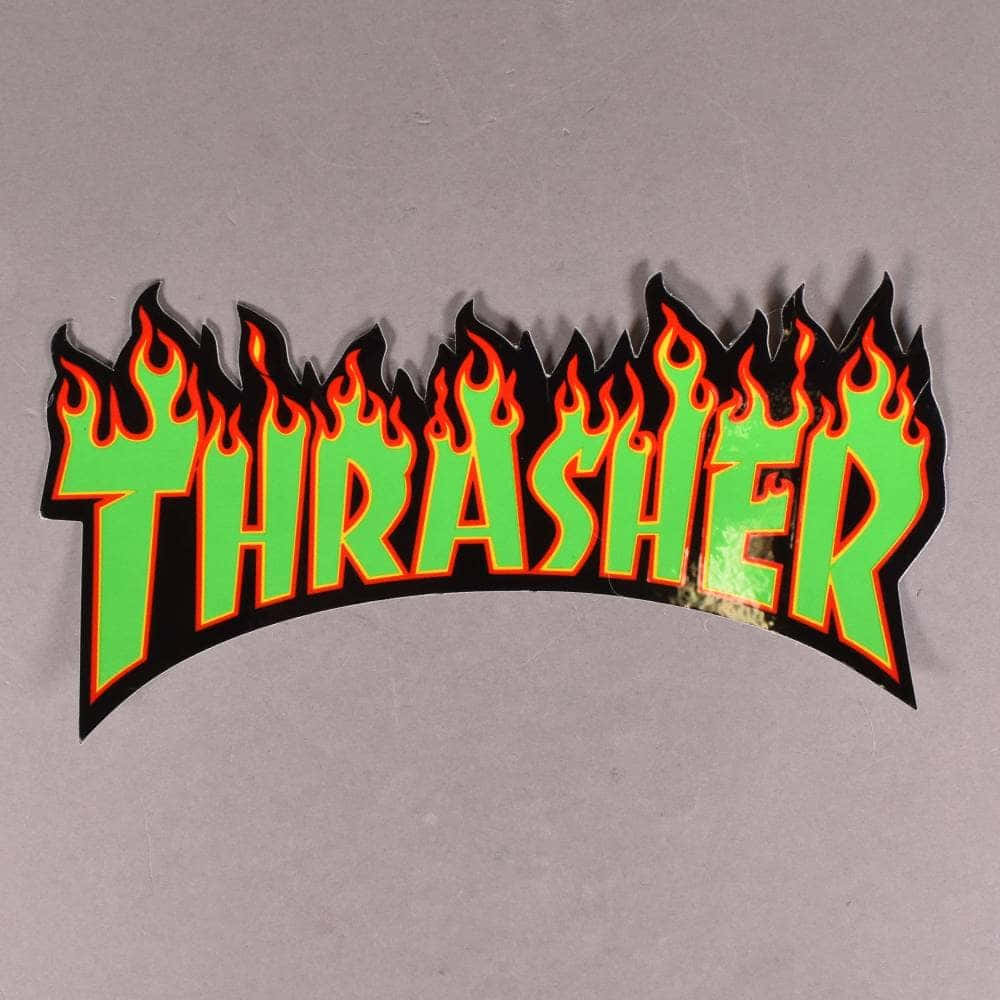 Thrasher 桌布 壁紙 — 一個鮮綠色Thrasher標誌，頂部邊緣帶有熾熱的橙色火焰，置於純灰色背景上。