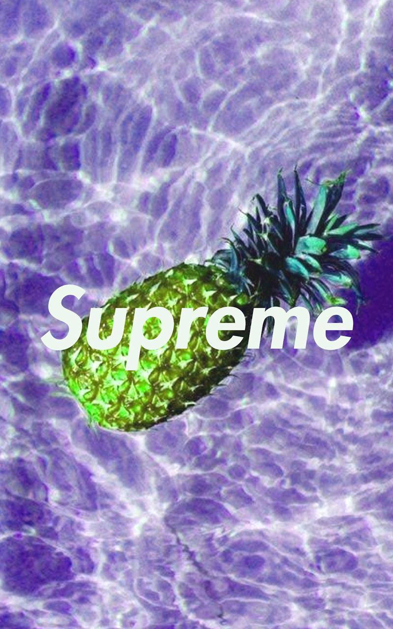 supreme 桌布 壁紙 — 一個鮮綠色的鳳梨在泛起漣漪的紫色水中漂浮，上面疊加著Supreme字樣。
