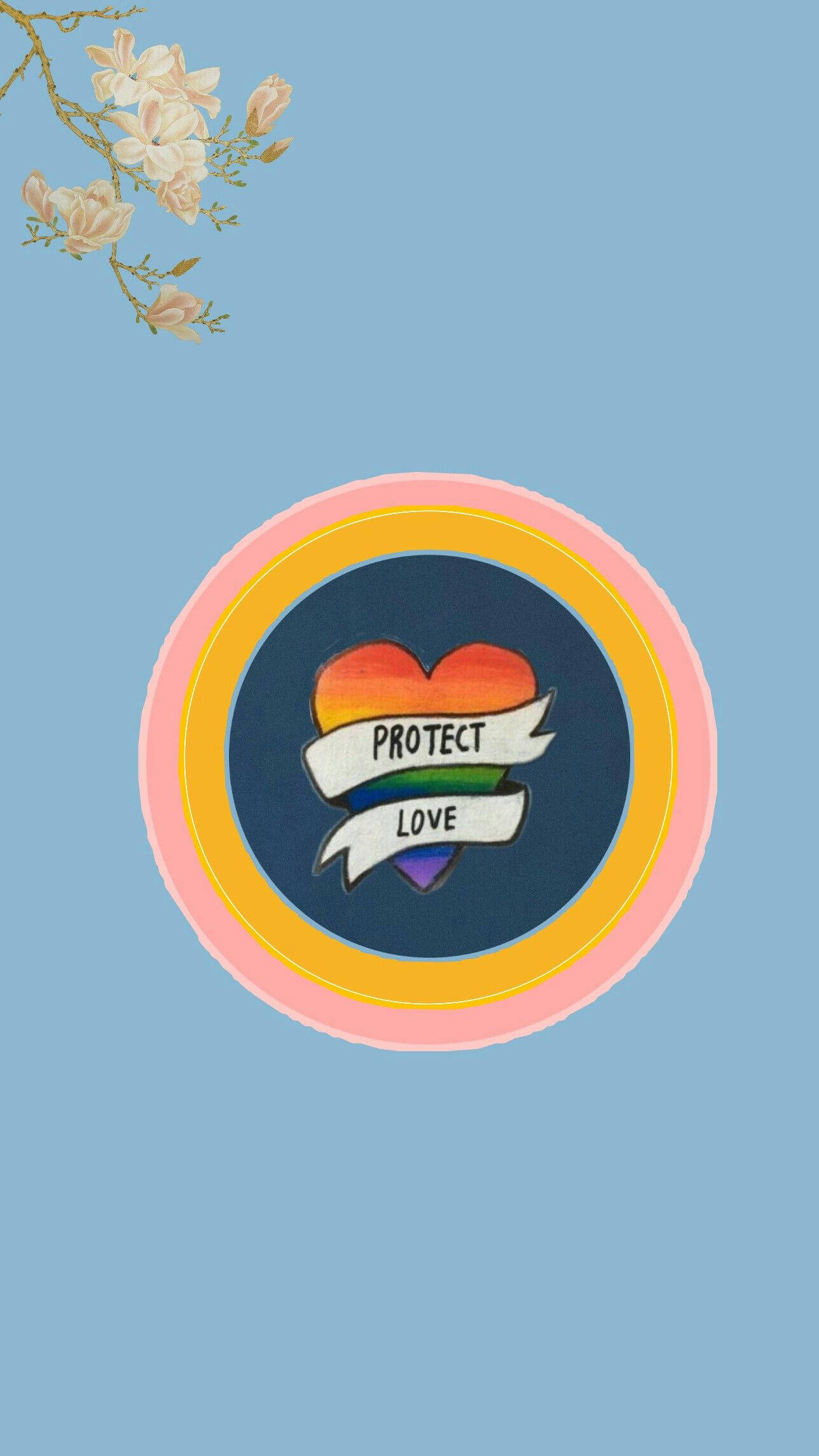 Pansexual 桌布 壁紙 — 一個鮮豔的彩虹心形，帶有「PROTECT LOVE」橫幅，位於色彩繽紛的圓圈中央，背景是柔和的藍色和精緻的白色花朵。
