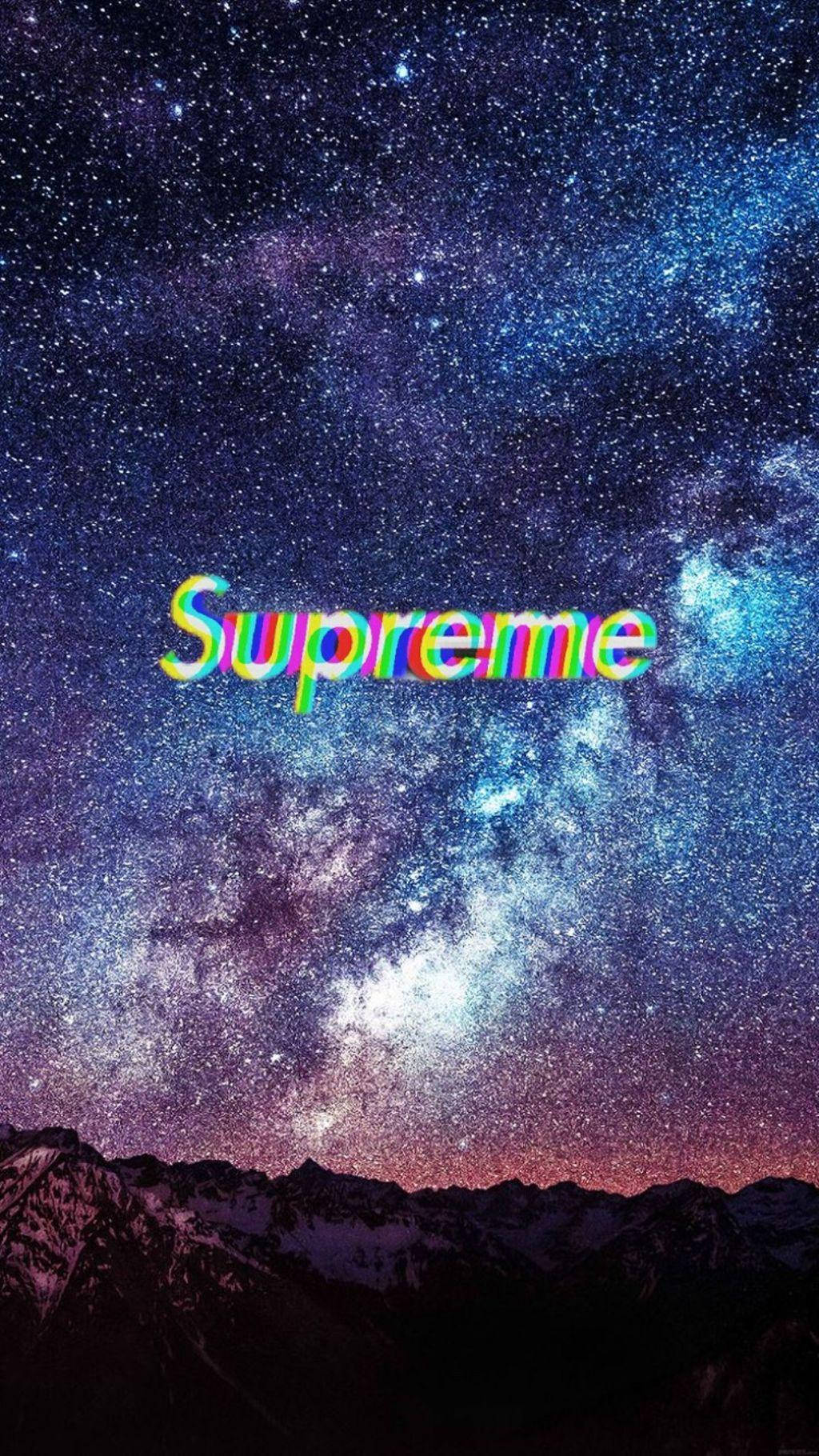 酷炫星系 桌布 壁紙 — 一個鮮豔的彩虹故障效果Supreme標誌漂浮在星空銀河之上，下方是夜晚積雪的山峰。