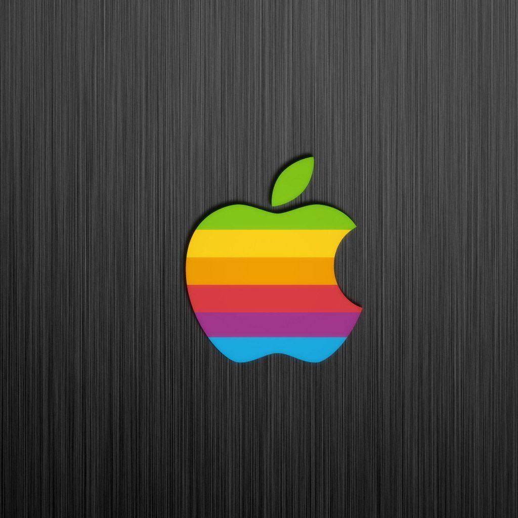 4K 桌布 壁紙 — 一個鮮豔的彩虹條紋Apple標誌，居中在深色拉絲金屬背景上。