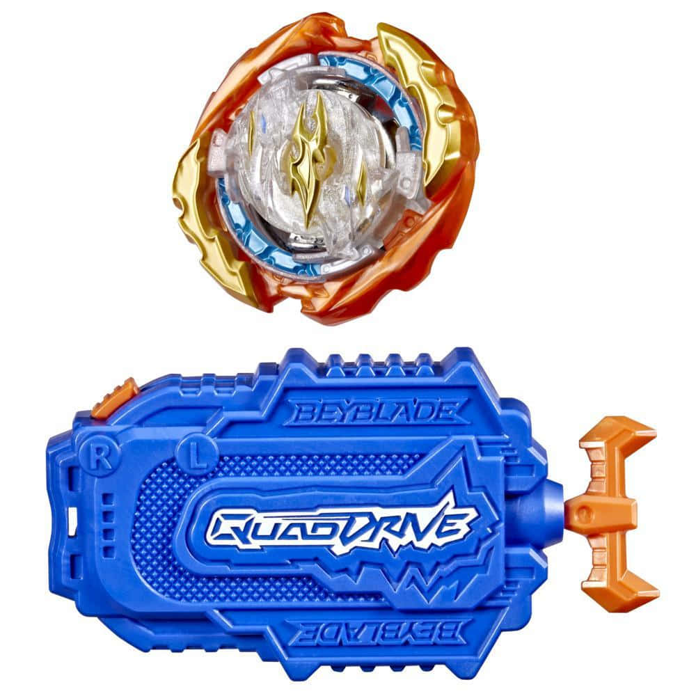 戰鬥陀螺爆裂 桌布 壁紙 — 一個鮮豔的橙色、金色和藍色Beyblade陀螺，帶有透明中心和火焰標誌，位於其相配的藍色和橙色發射器上方，背景為白色。