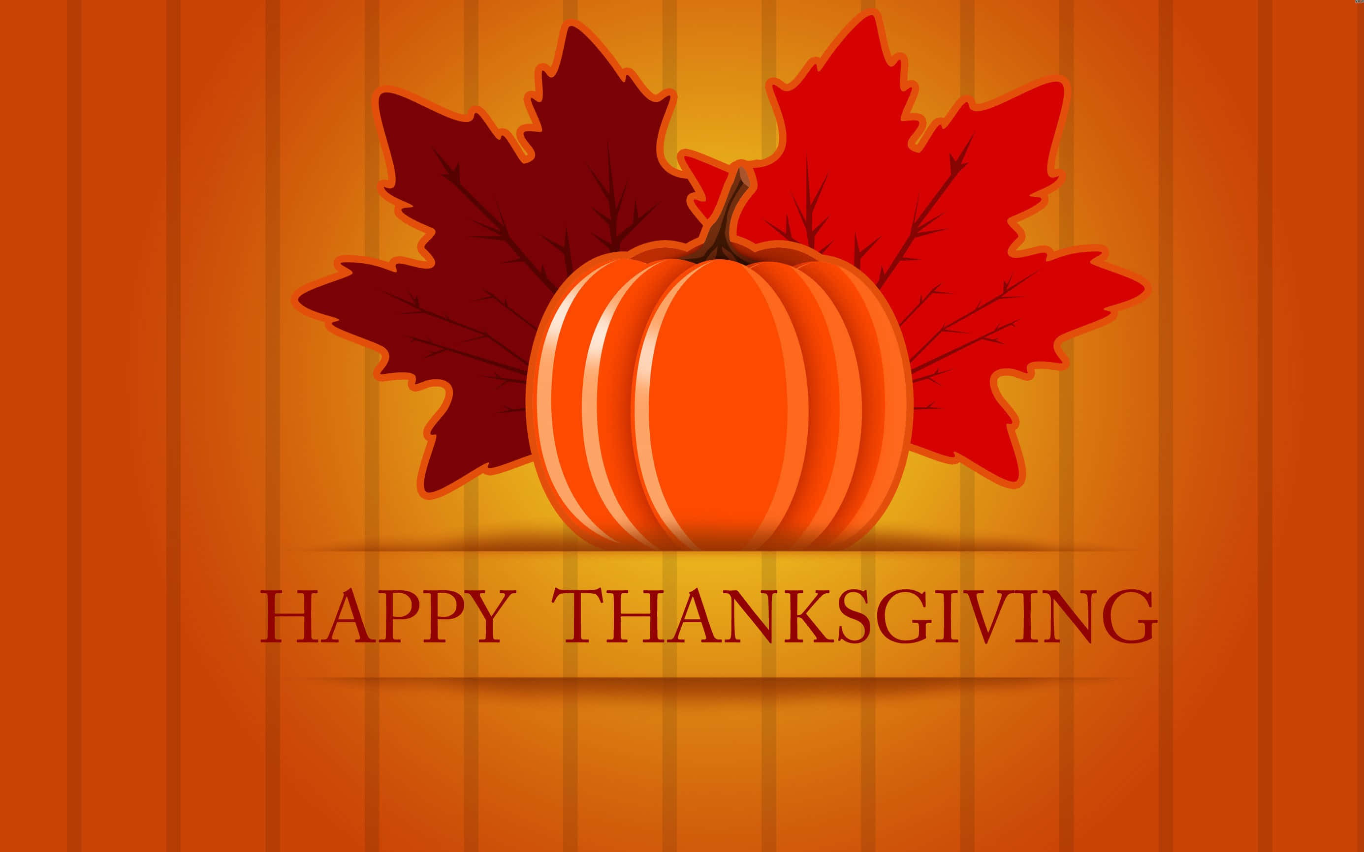 Beautiful Thanksgiving 桌布 壁紙 — 一個鮮豔的橙色南瓜，兩側有紅色楓葉，背景是溫暖的條紋，並帶有「HAPPY THANKSGIVING」文字。
