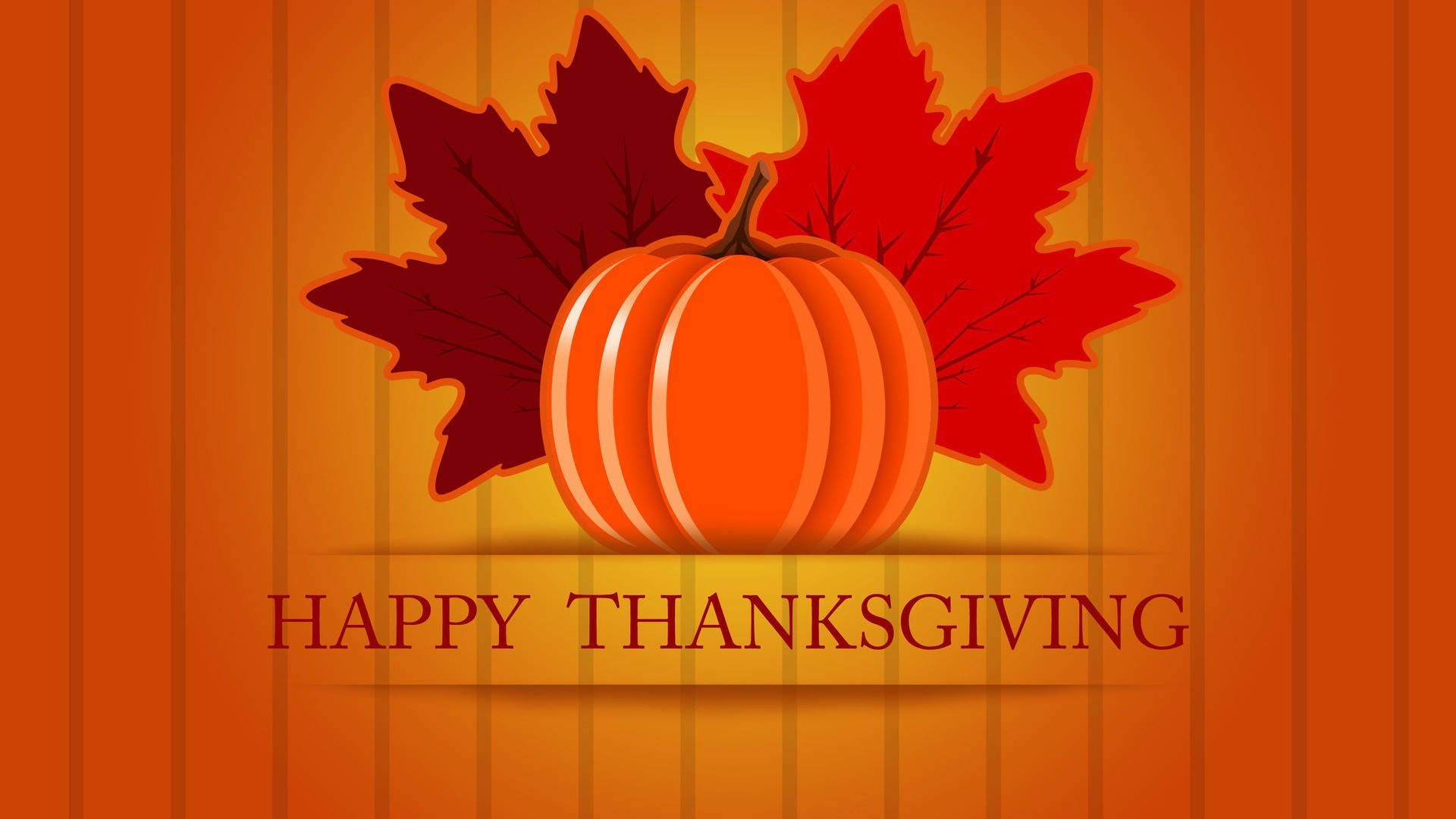 Thanksgiving Day 桌布 壁紙 — 一個鮮豔的橙色南瓜，兩旁襯托著紅色的楓葉，背景是溫暖的條紋，並有「HAPPY THANKSGIVING」文字。