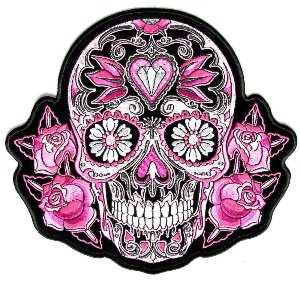 Pink Skull 桌布 壁紙 — 一個鮮豔的粉紅色和白色刺繡糖骷髏補丁，飾有玫瑰和花卉圖案，背景為黑色。