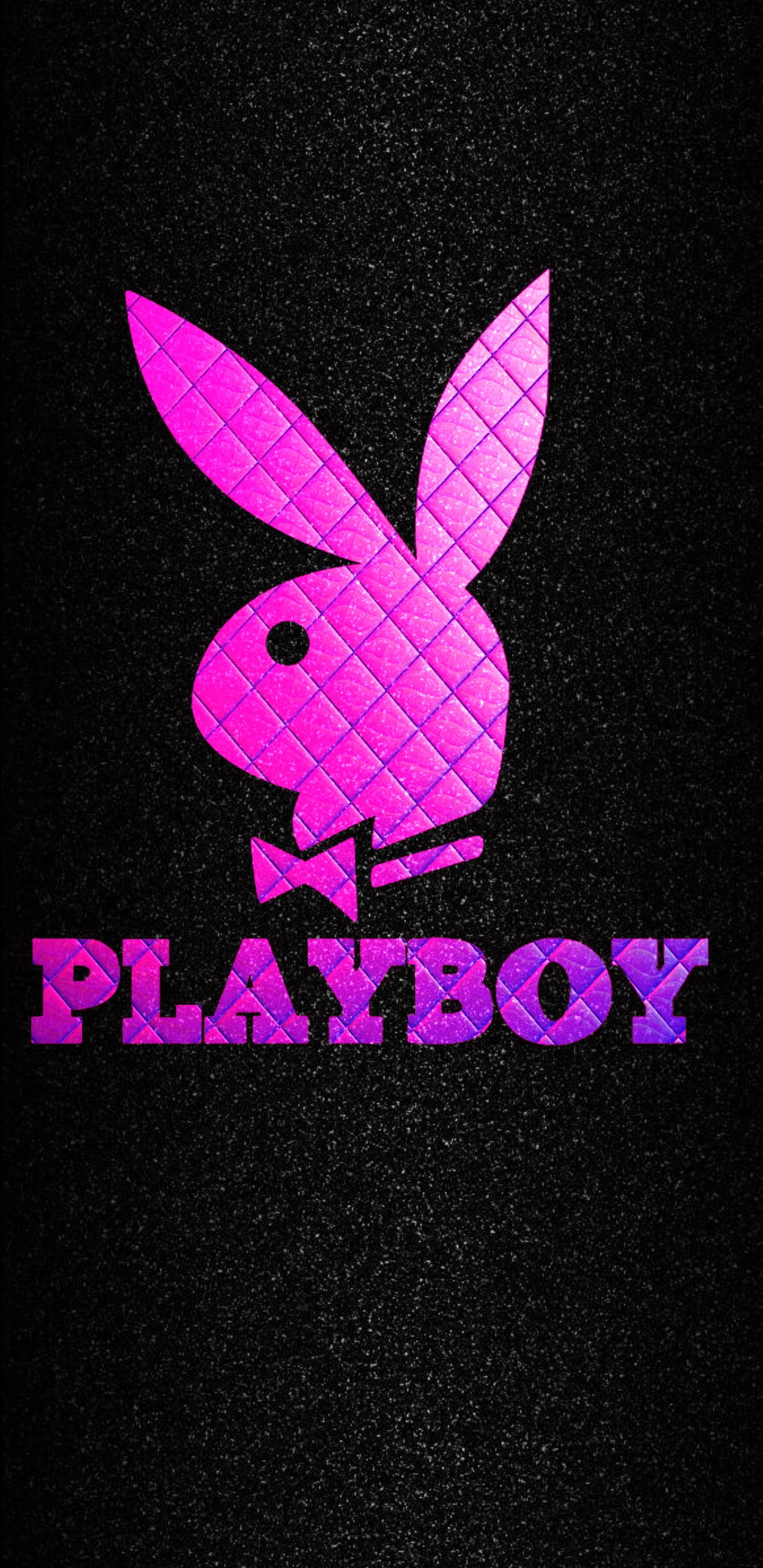 花花公子 桌布 壁紙 — 一個鮮豔的粉紅色絎縫Playboy兔子標誌，配有蝴蝶結和文字，位於有紋理的黑色背景上。