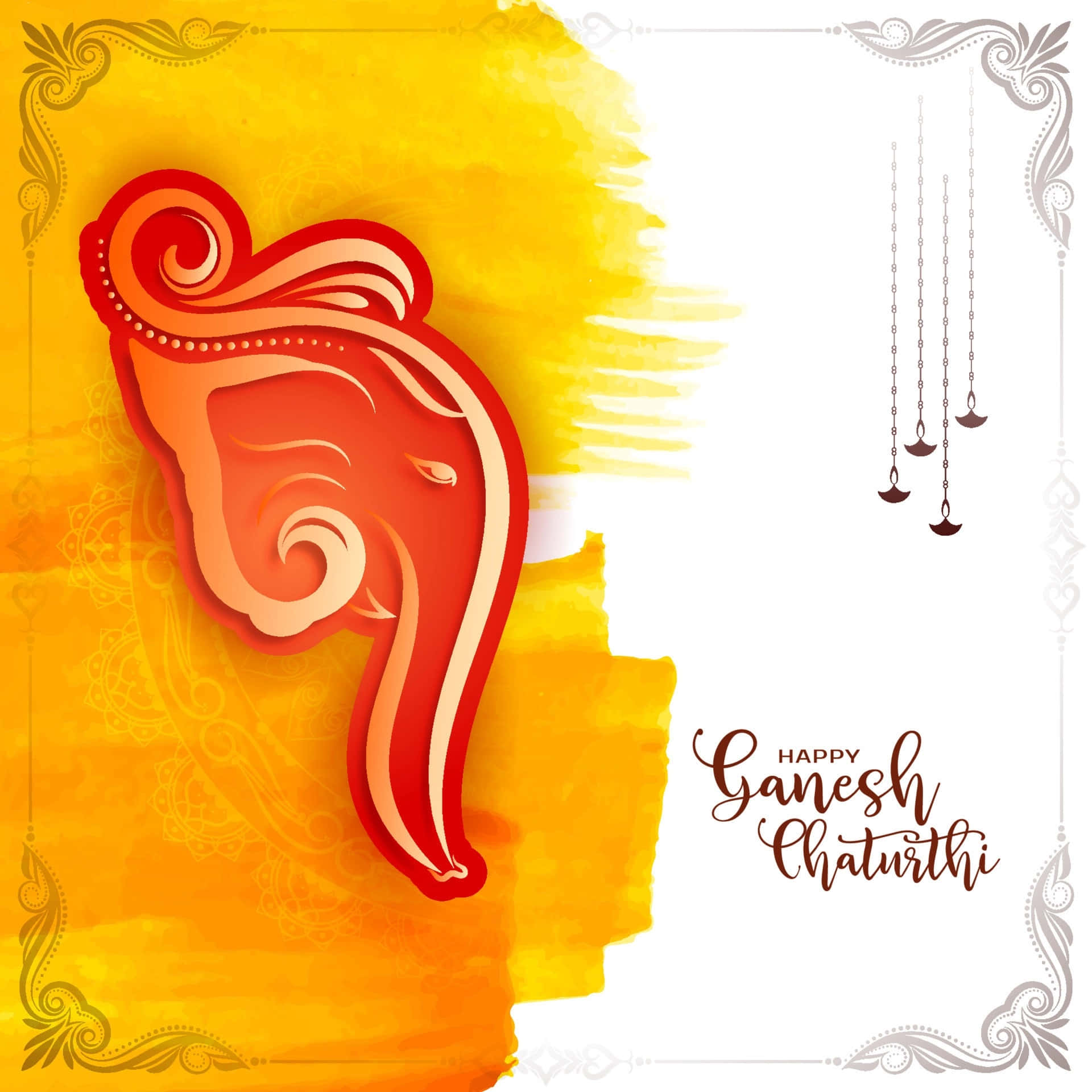 Ganesh Chaturthi 桌布 壁紙 — 一個鮮豔的紅色和橙色插圖大象頭，帶有複雜的漩渦，設置在水彩黃色背景上，掛著油燈和節日文字。