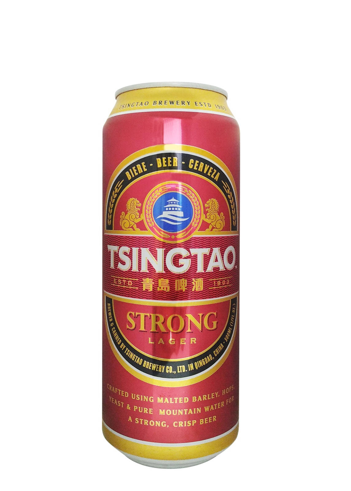 booze 桌布 壁紙 — 一個鮮豔的紅金色青島強力拉格啤酒罐，帶有中文字元和寶塔徽章，背景為白色。