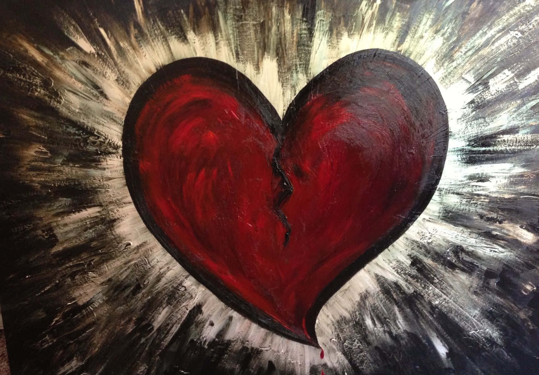 Heart Art 桌布 壁紙 — 一個鮮豔繪製的紅色破碎心臟，帶有鋸齒狀裂縫，置於混亂的黑白筆觸背景上。