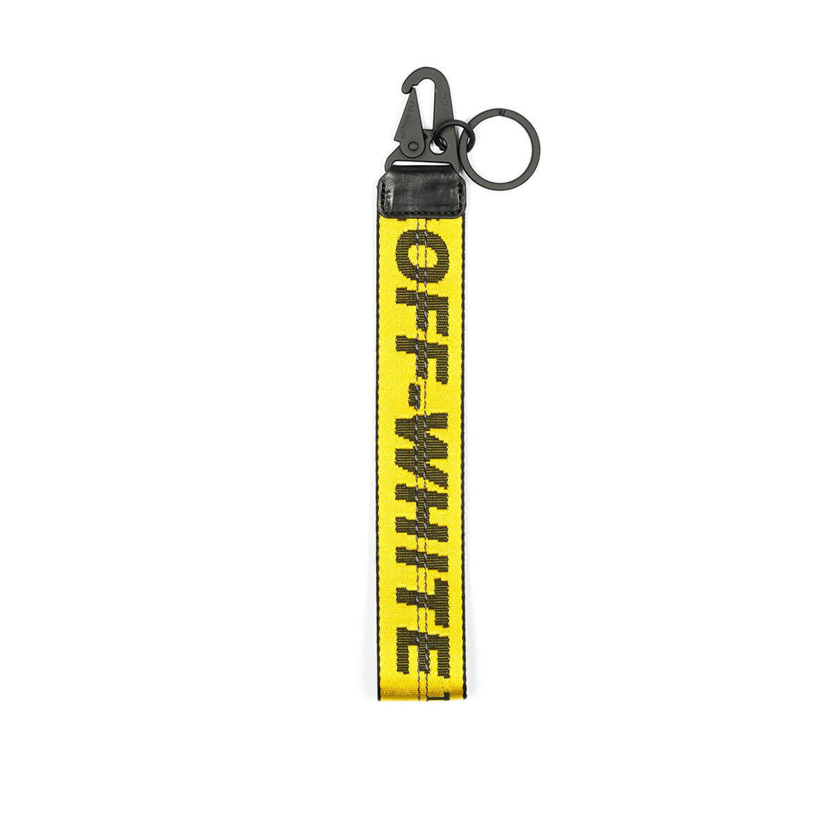 Off White Logo 桌布 壁紙 — 一個鮮黃色 Off-White 鑰匙圈，帶有黑色縫線和標誌，懸掛在純白色背景上。