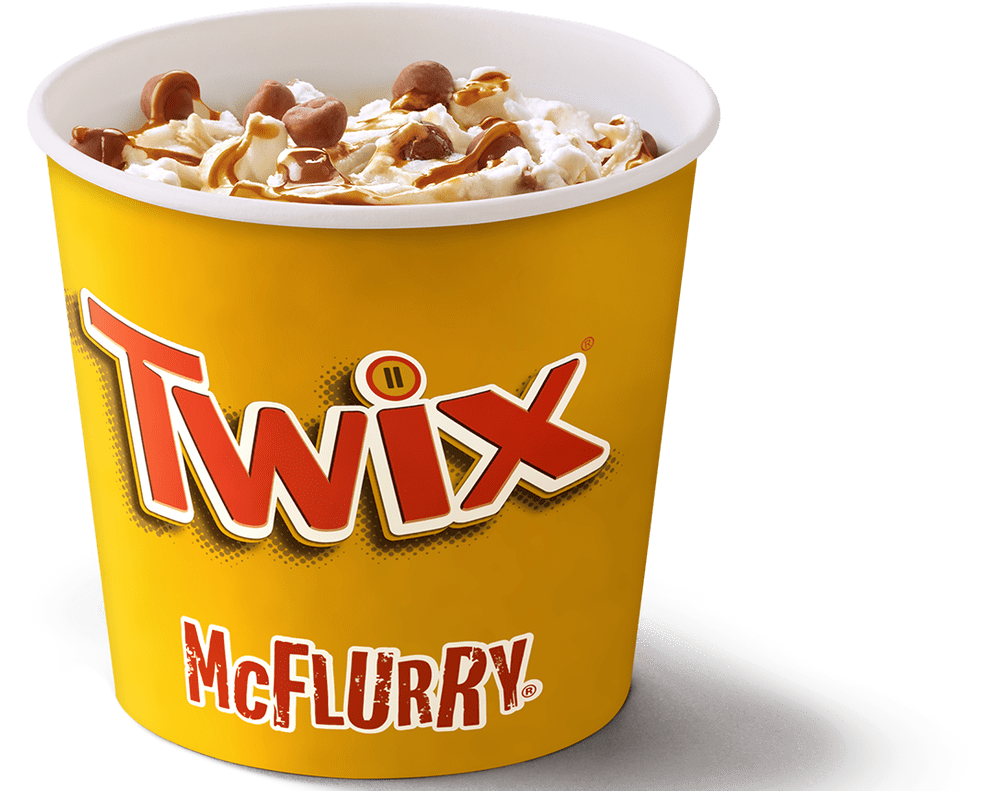 麥當勞 桌布 壁紙 — 一個鮮黃色的Twix McFlurry杯，上面有焦糖漩渦和巧克力塊，襯托在純白背景上。