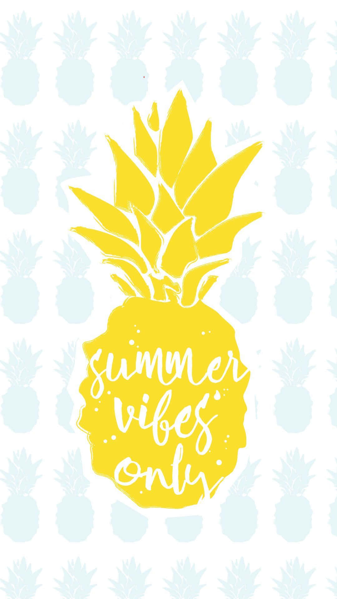 Summer iPhone 桌布 壁紙 — 一個鮮黃色的鳳梨，上面有「summer vibes only」字樣，在淺藍色鳳梨圖案背景上格外突出。