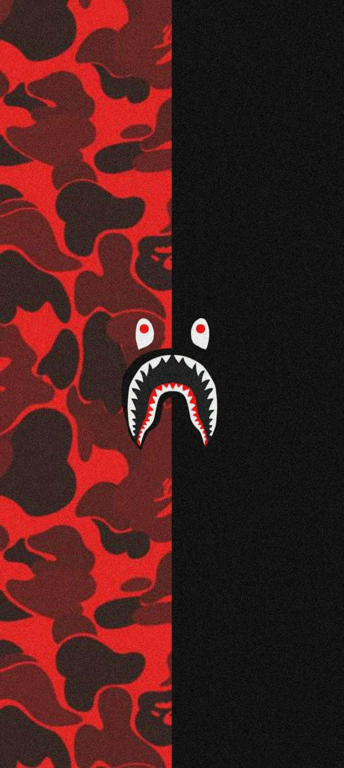 Bape iPhone 桌布 壁紙 — 一個鯊魚臉，有紅色眼睛和鋒利牙齒，從紅色和黑色迷彩圖案中浮現，背景為純黑色。