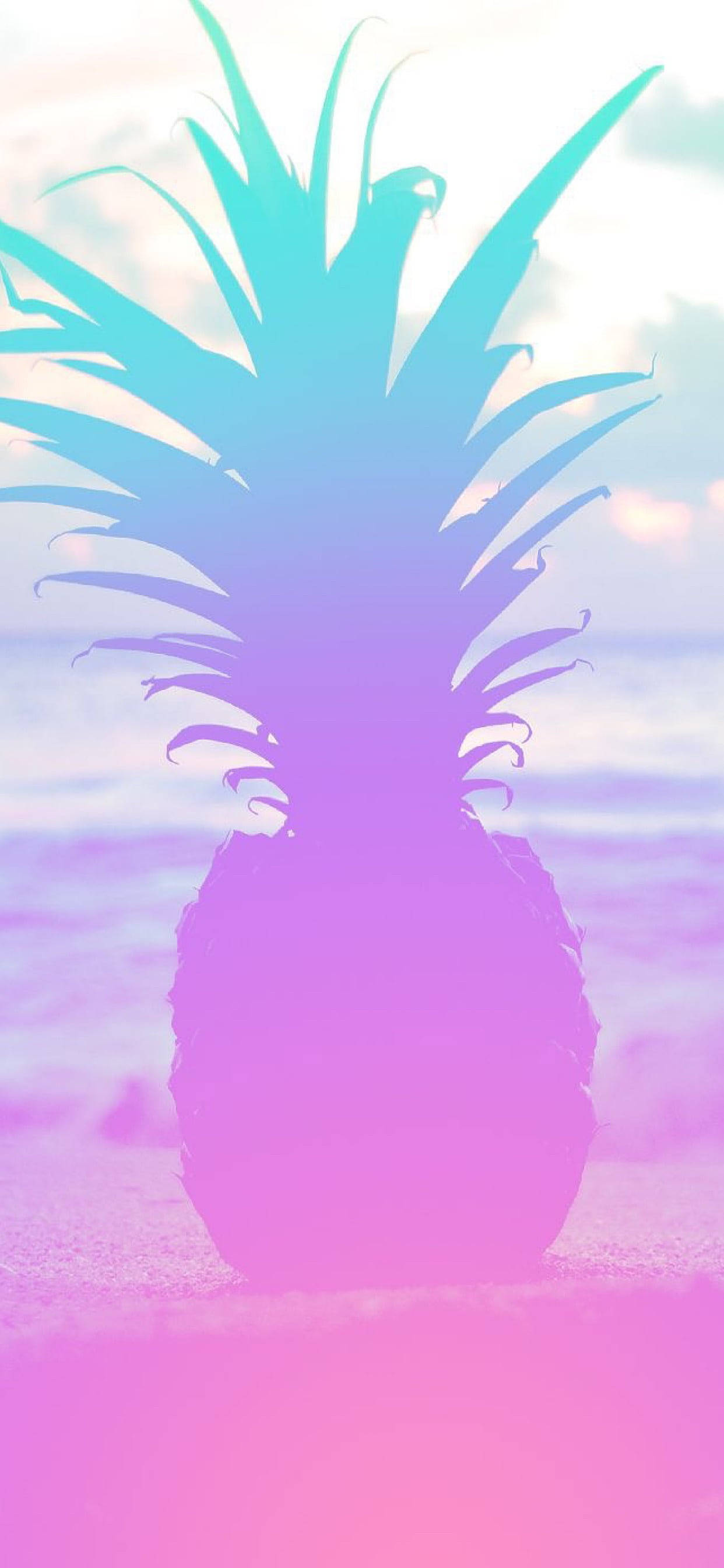Pineapple 桌布 壁紙 — 一個鳳梨剪影站在沙灘上，背景是柔和海浪的粉彩漸變天空。
