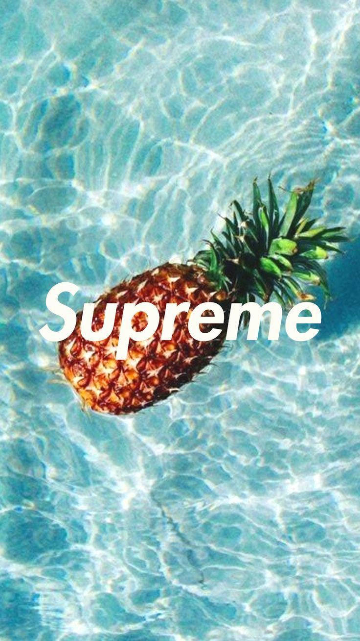supreme 桌布 壁紙 — 一個鳳梨漂浮在清澈的碧綠水中，陽光在水面泛起漣漪，並疊加了一個白色的「Supreme」標誌。