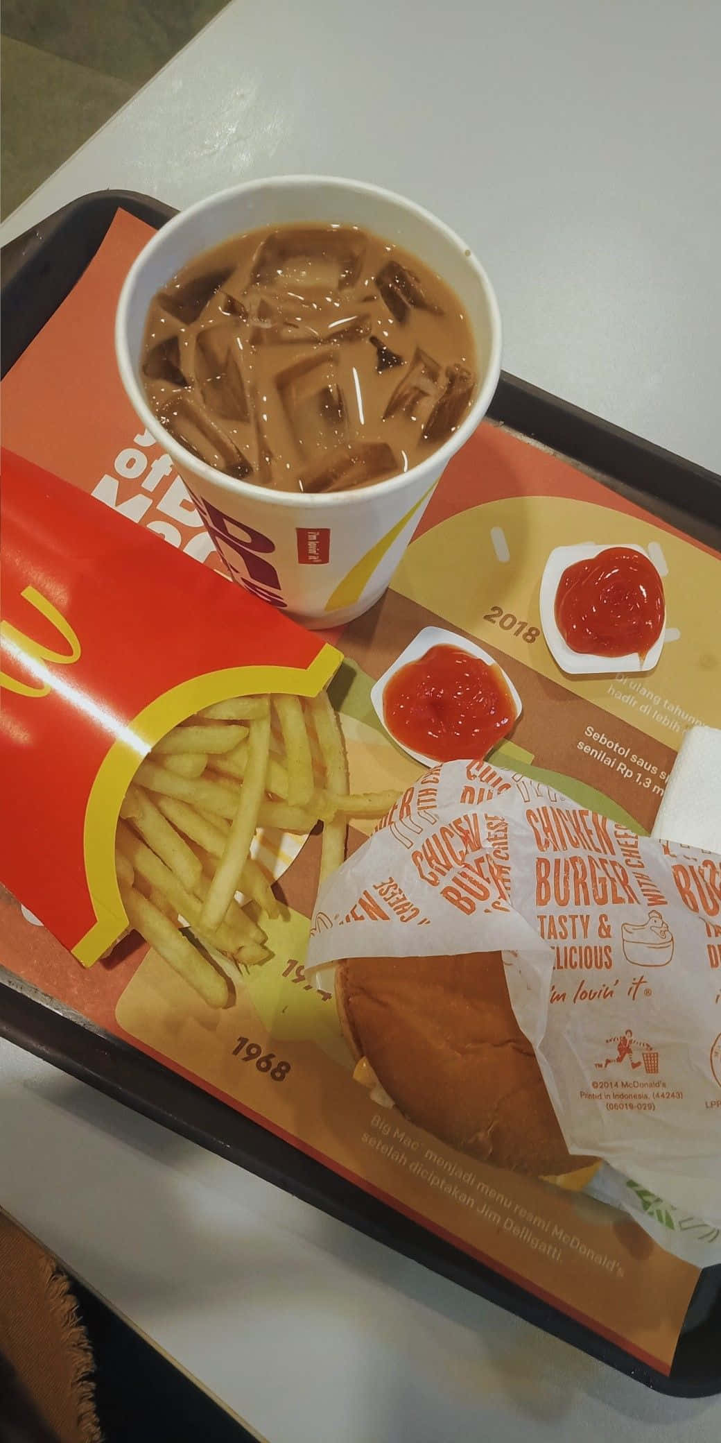 Tray 桌布 壁紙 — 一個麥當勞餐盤上放著一杯加冰的冰咖啡、一個包裝好的漢堡、薯條和番茄醬包。