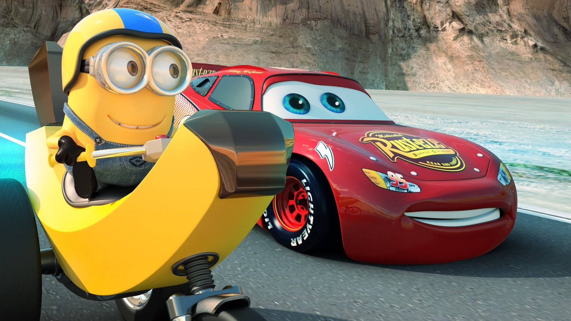 Pixar 桌布 壁紙 — 一個黃色 minion 駕駛香蕉形狀的賽車，在沙漠賽道上與閃電麥坤並肩而行。