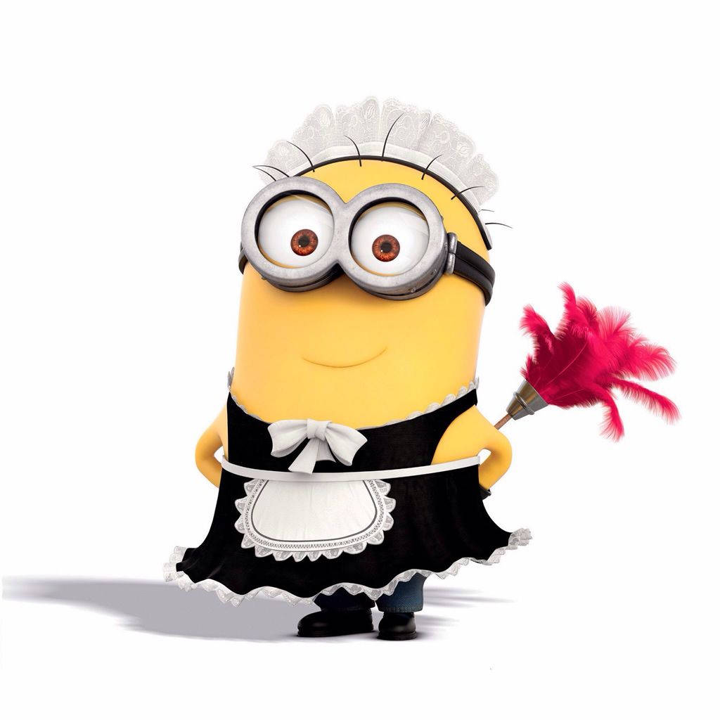 皮克斯 桌布 壁紙 — 一個黃色Minion穿著黑白女傭服，在純白色背景前拿著紅色羽毛撣子。