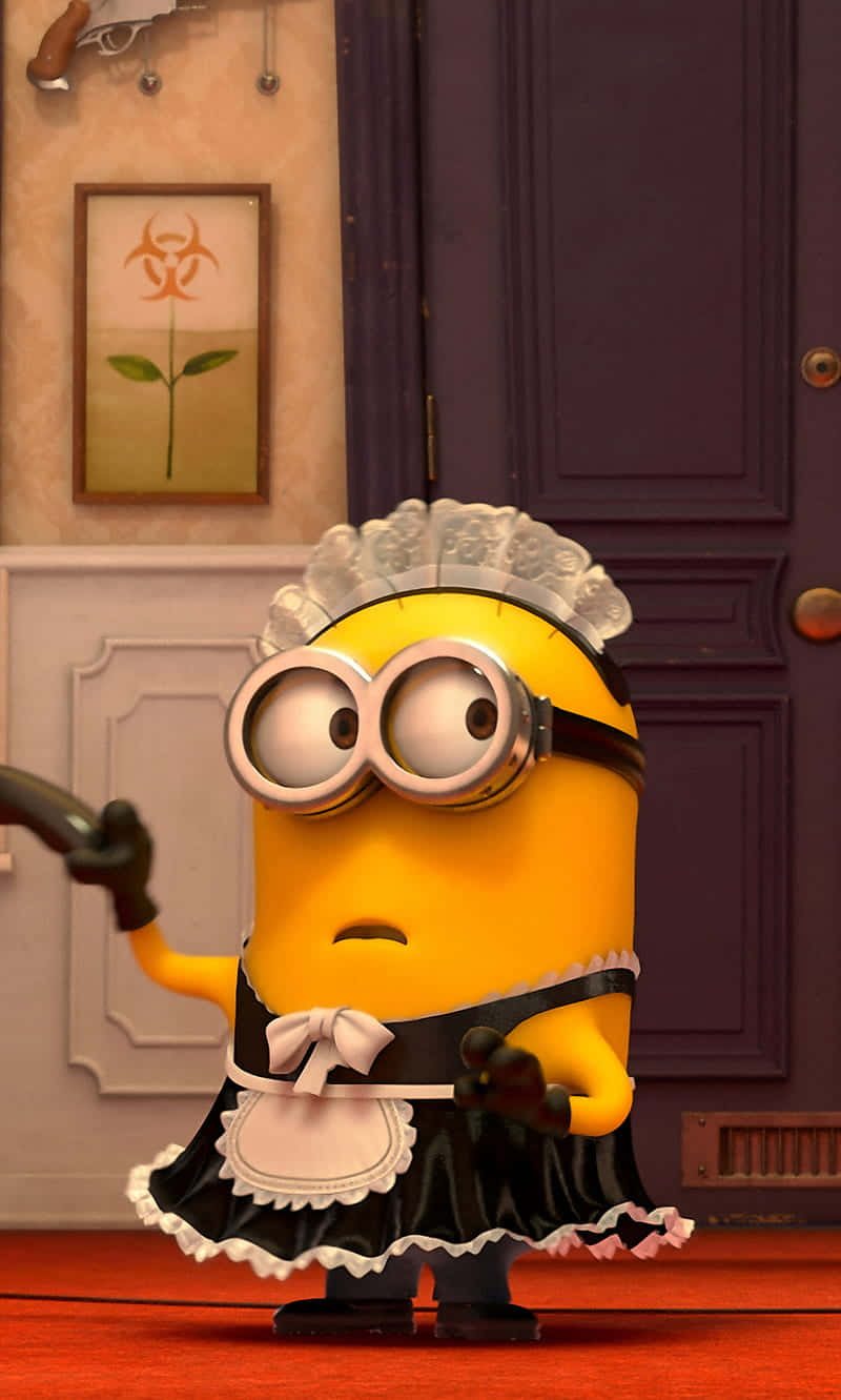 Minion Phone 桌布 壁紙 — 一個黃色Minion穿著黑白女僕裝，在溫暖照明的房間裡持槍，表情擔憂。