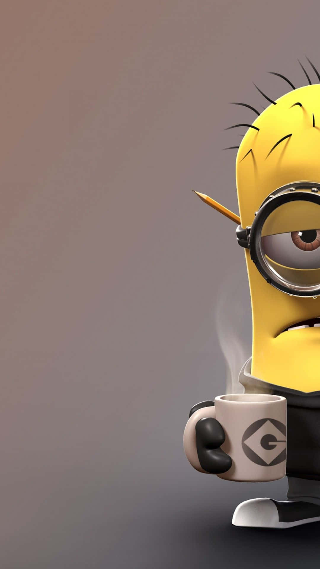 小黃人 桌布 壁紙 — 一個黃色Minion頭上插著鉛筆，在柔和的灰色背景前拿著一杯冒煙的咖啡杯。