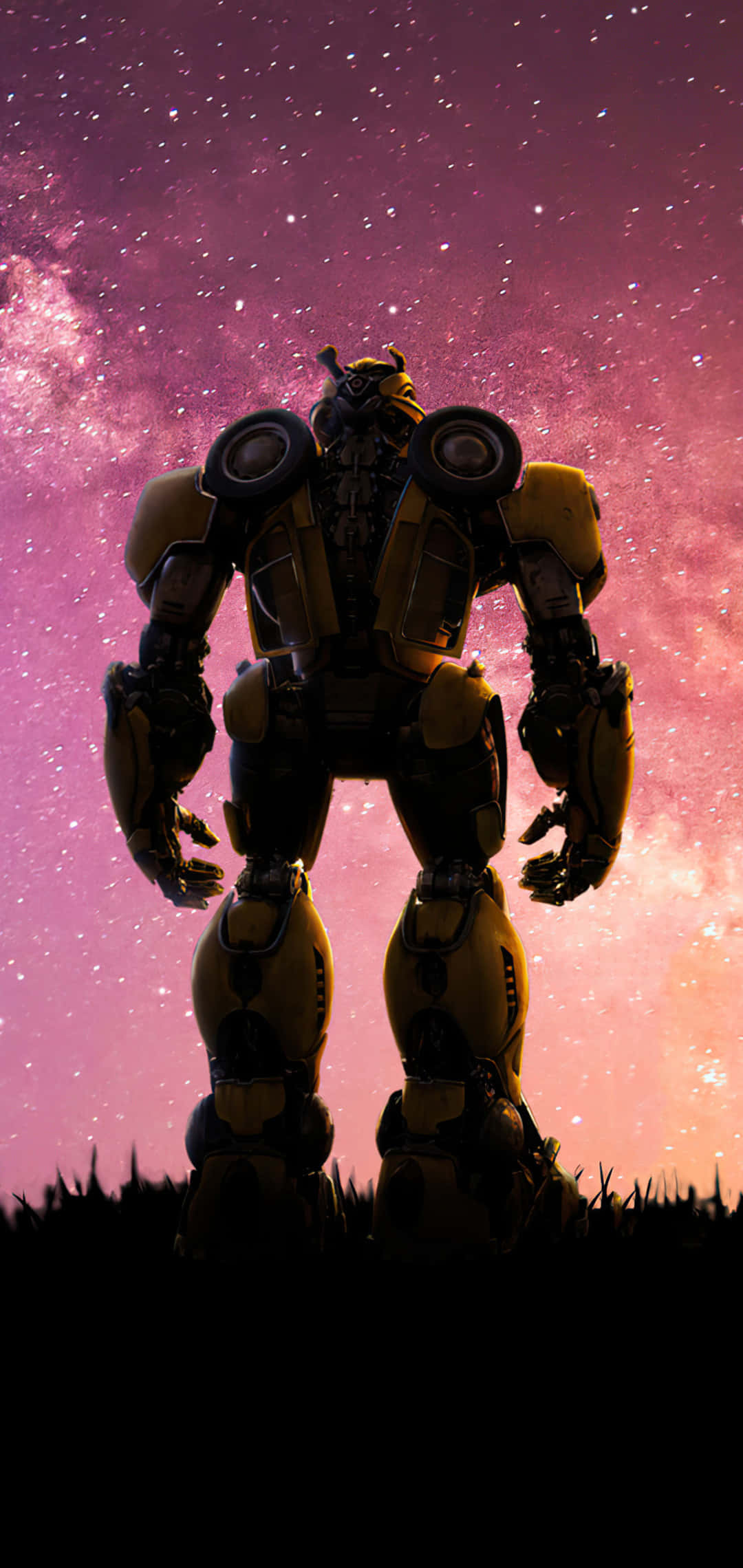 Bumblebee 桌布 壁紙 — 一個黃色和黑色的機器人站在充滿活力的粉紅色和紫色星空下，背景有發光的星雲，呈現剪影效果。