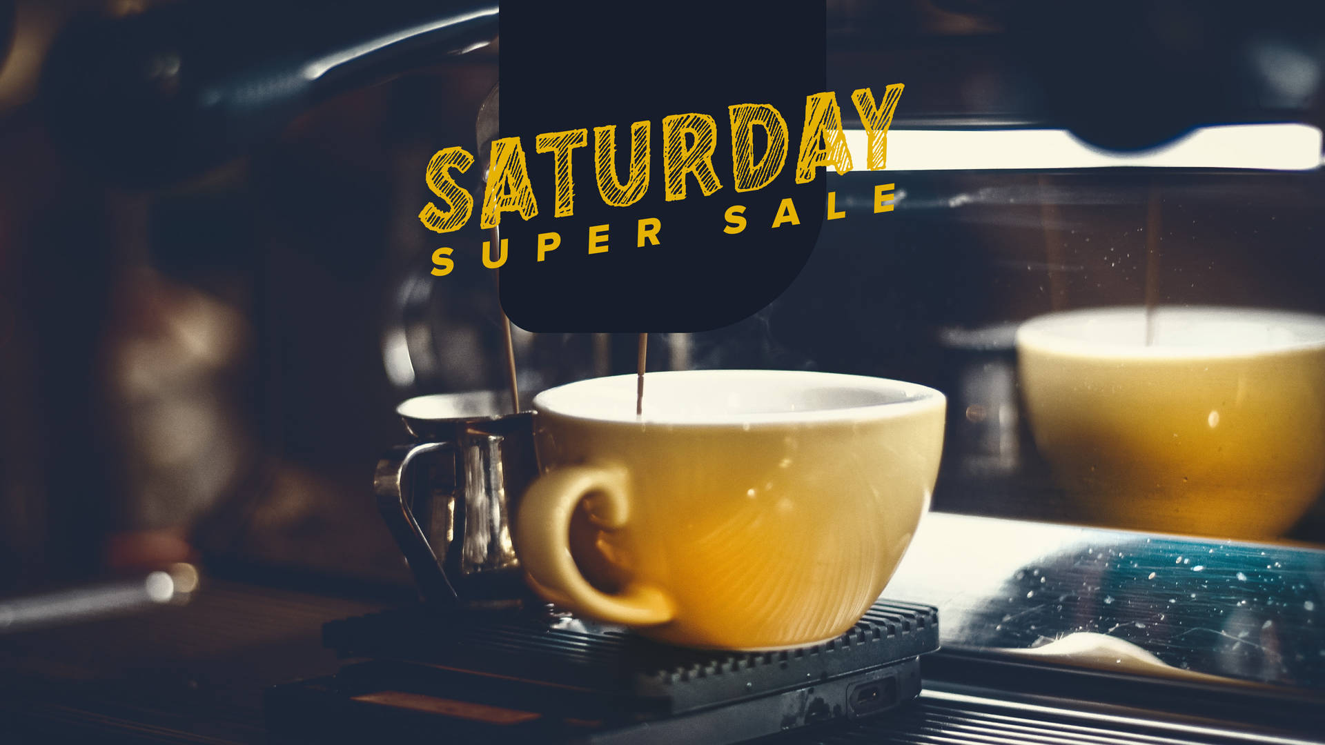 saturday 桌布 壁紙 — 一個黃色咖啡杯正在濃縮咖啡機下裝滿，上方有「SATURDAY SUPER SALE」標誌發光。