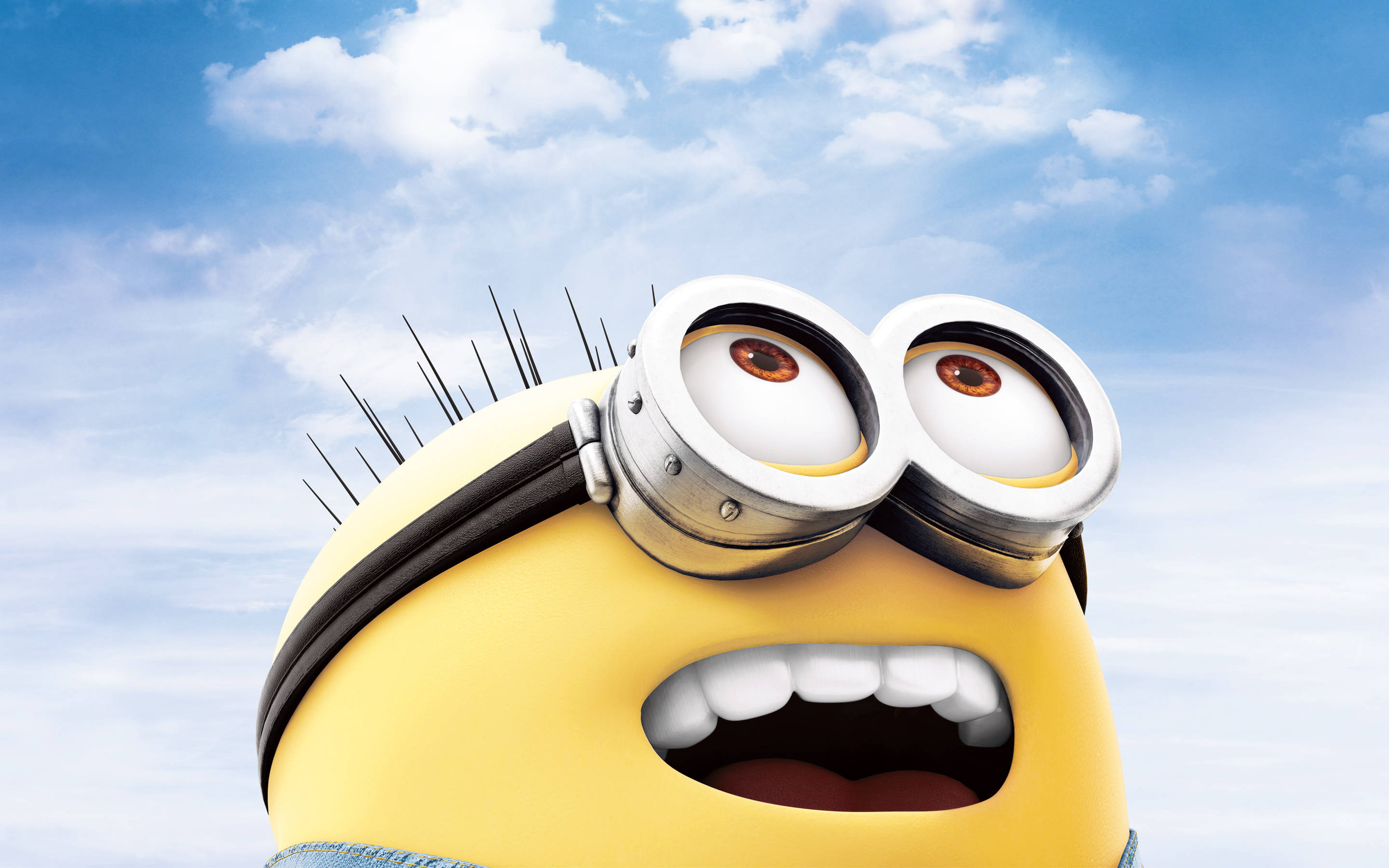 Despicable Me 2 桌布 壁紙 — 一個黃色小小兵的特寫，戴著護目鏡和刺蝟頭，背景是明亮的藍天和蓬鬆的雲朵。