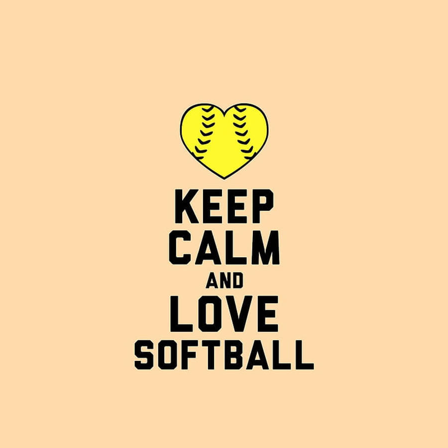 Cute Softball 桌布 壁紙 — 一個黃色心形壘球位於桃色背景上，上方有粗體黑色文字 'KEEP CALM AND LOVE SOFTBALL'。