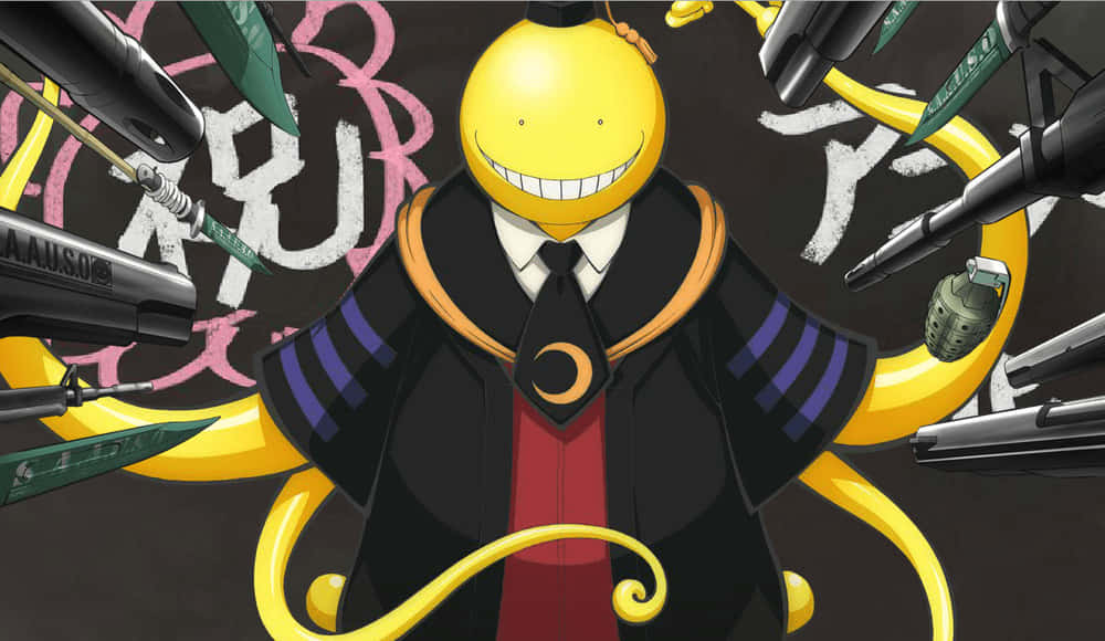 Koro Sensei 桌布 壁紙 — 一個黃色球形動漫角色穿著黑色西裝，在武器和塗鴉環繞下咧嘴大笑。