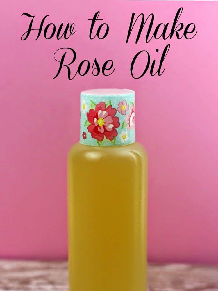 Rose Oil 桌布 壁紙 — 一個黃色瓶子，帶有花卉蓋，標籤寫著「How to Make Rose Oil」，放在純粉色背景前。