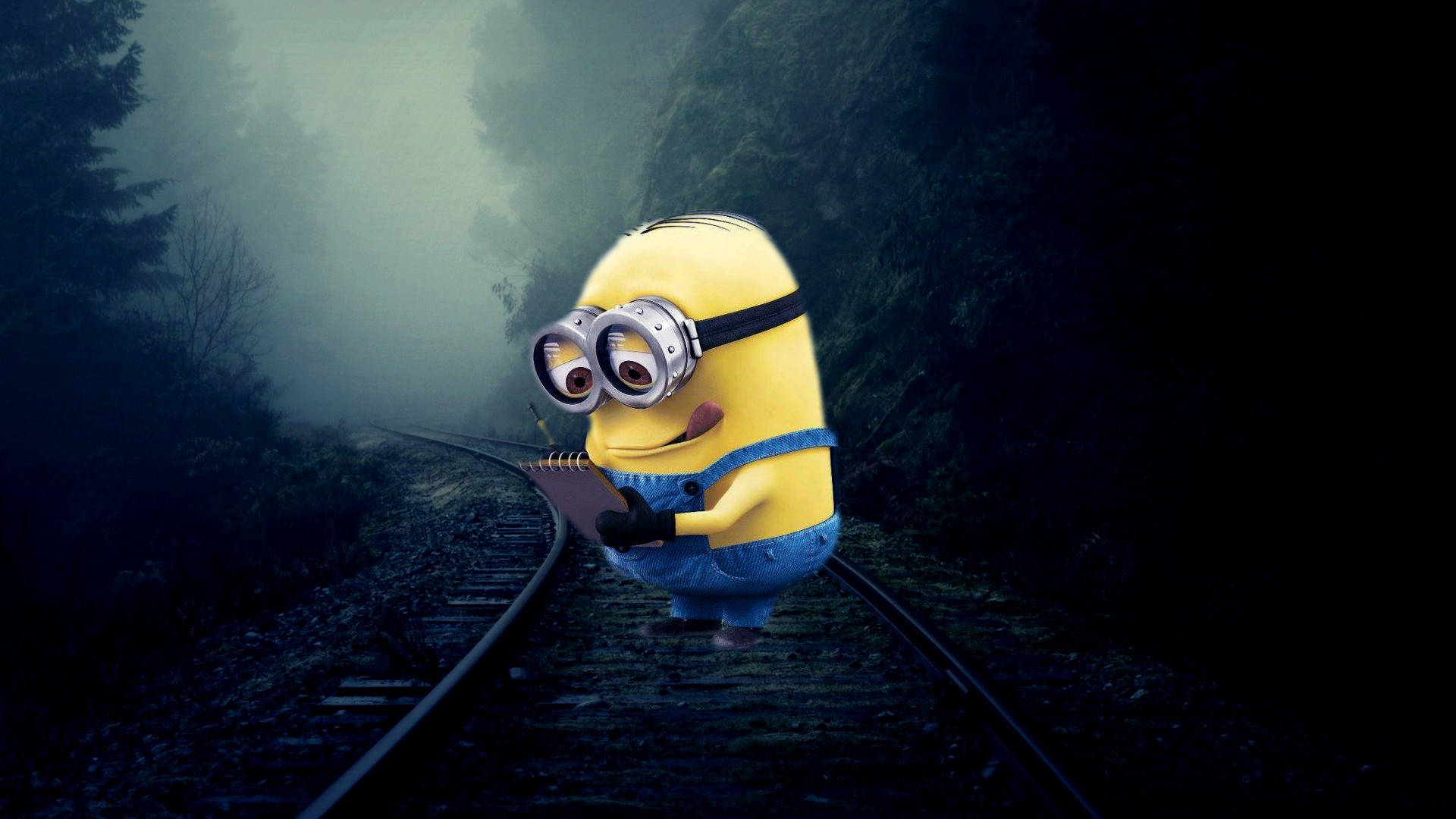小黃人 桌布 壁紙 — 一個黃色的Minion戴著護目鏡，夜晚沿著黑暗的火車軌道穿過霧氣瀰漫的森林。