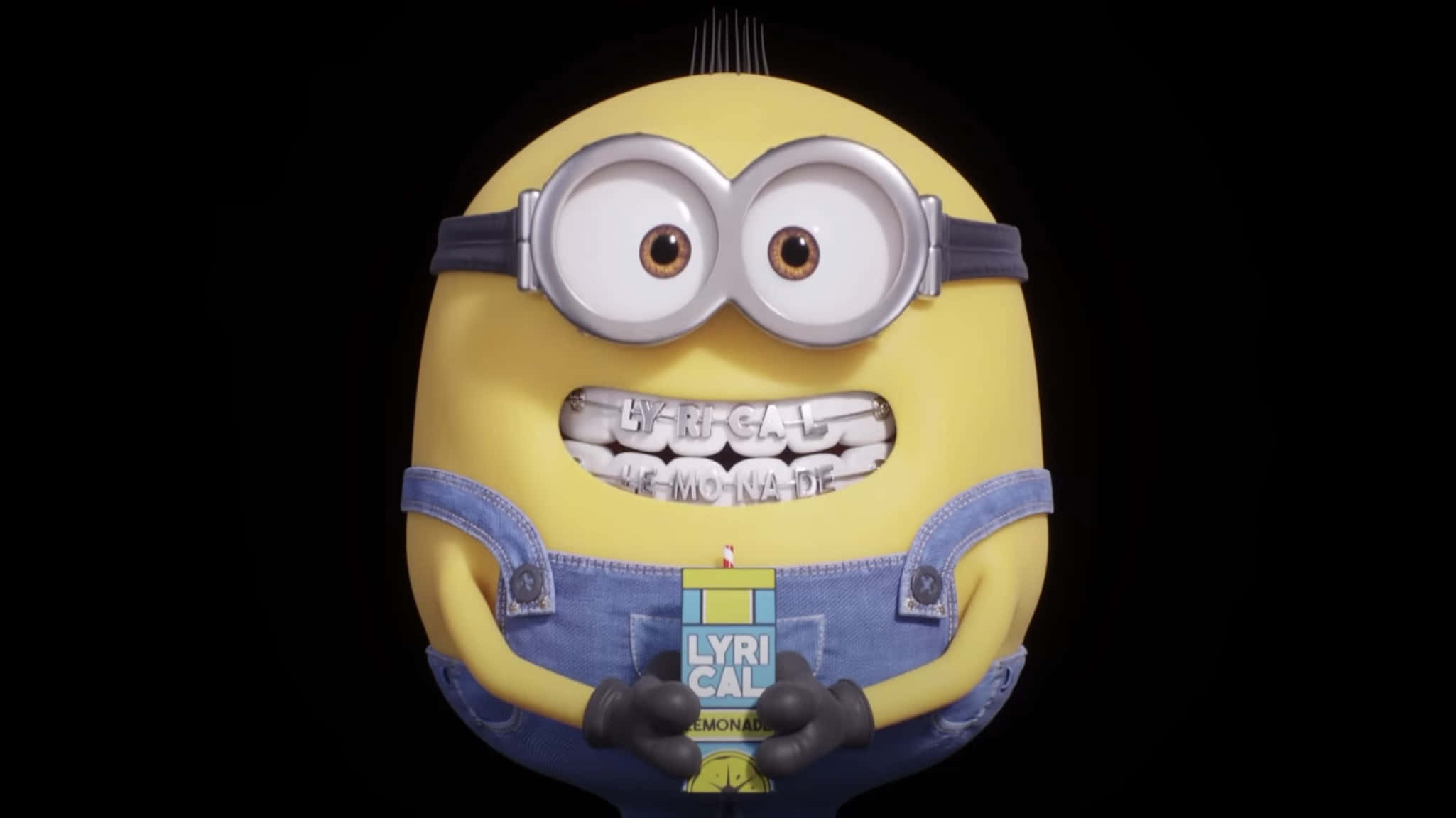 Cartoon 桌布 壁紙 — 一個黃色的Minion戴著銀色護目鏡和牙套，在黑色背景前拿著一瓶檸檬水。