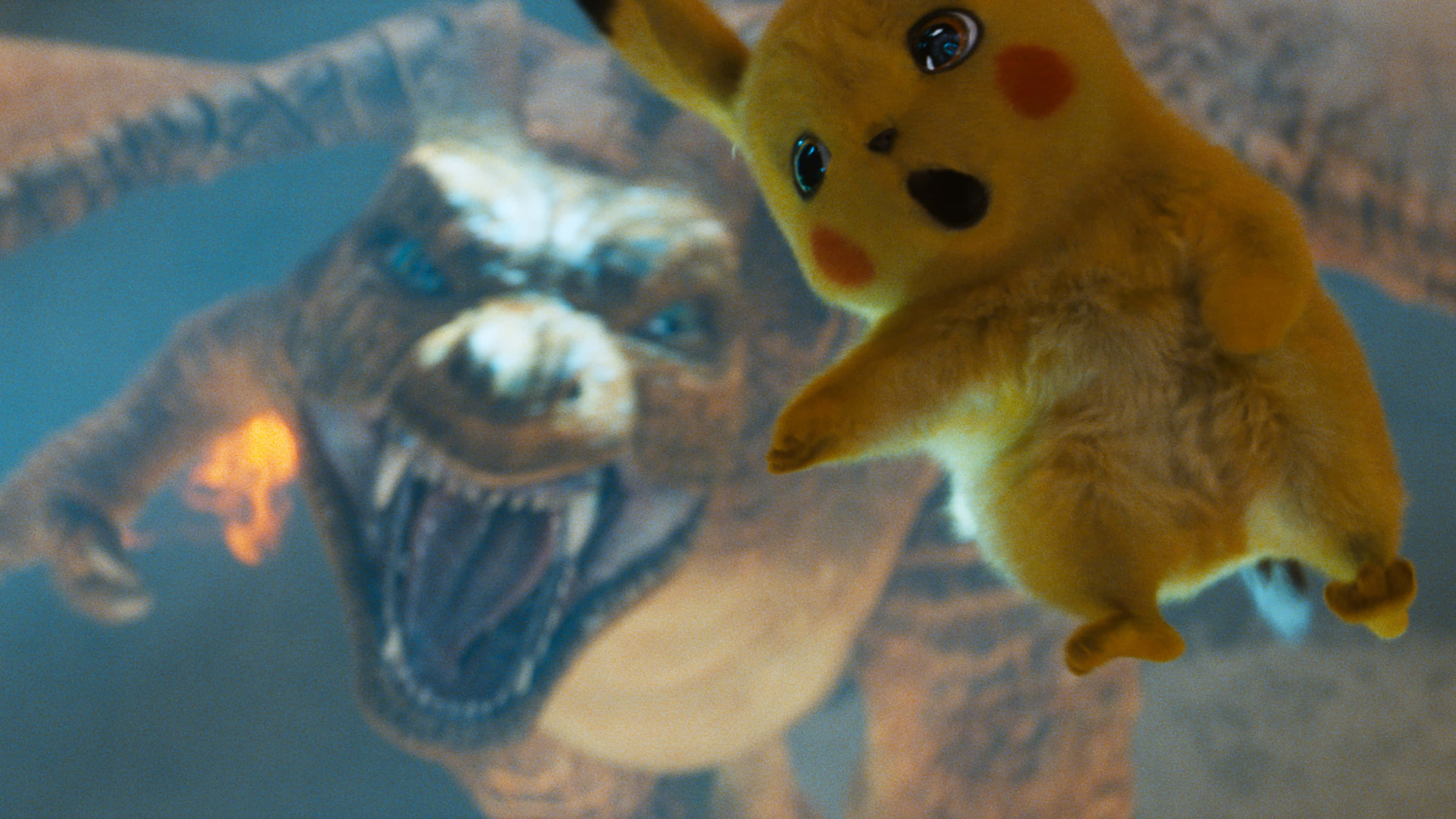 Pokemon Charizard 桌布 壁紙 — 一個黃色皮卡丘毛絨玩具漂浮在一隻咆哮的、像哥斯拉的怪獸面前，牠有發光的藍色眼睛和口中噴火。