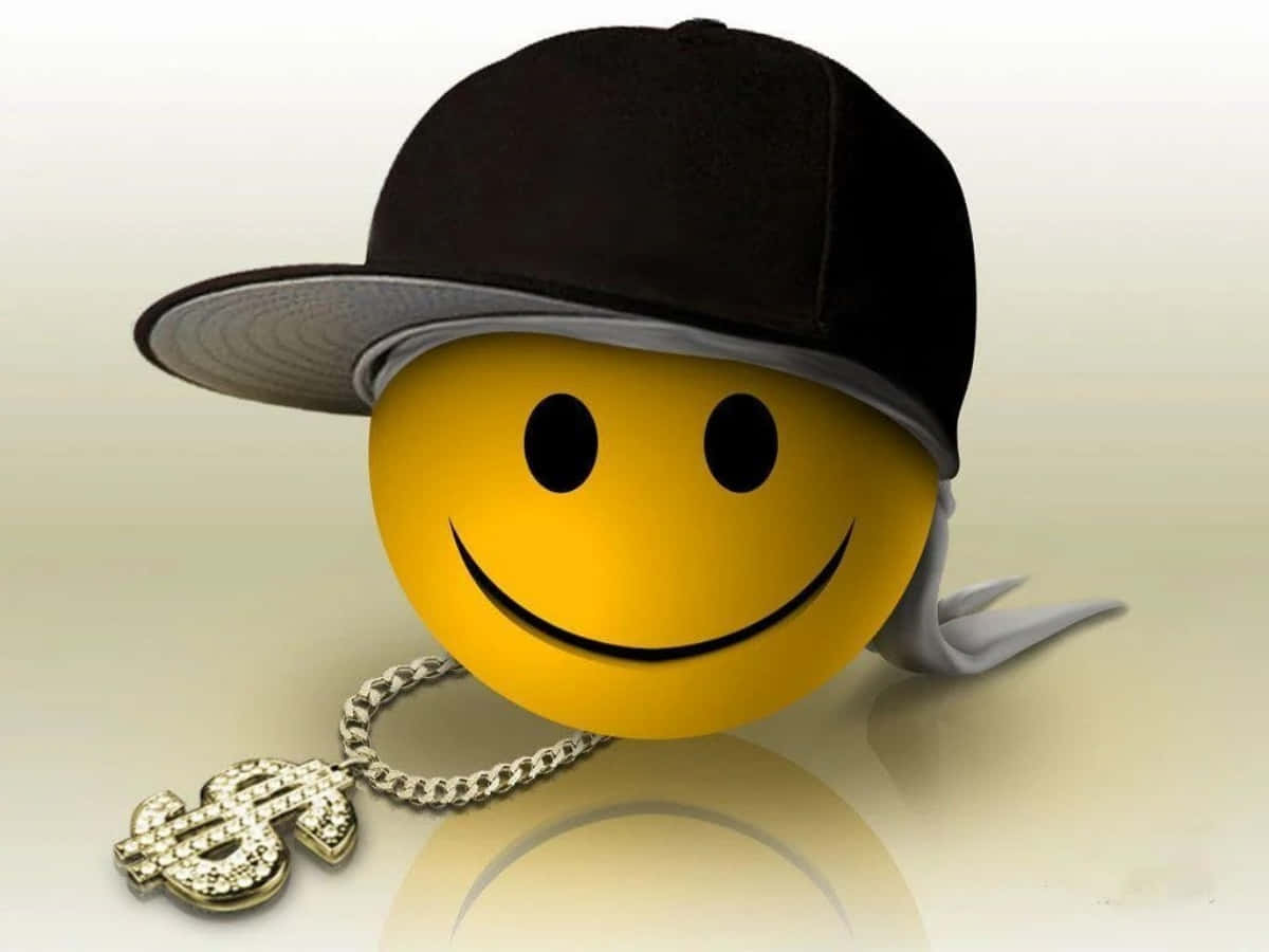 Smiley 桌布 壁紙 — 一個黃色笑臉，戴著黑色帽子，掛著鑲鑽美元符號鏈條，背景是柔和漸變色。