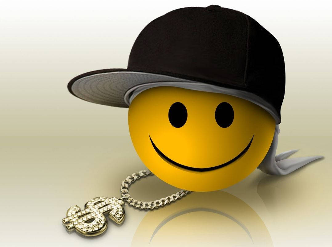 Smile 桌布 壁紙 — 一個黃色笑臉，戴著黑色棒球帽和一條金色美元符號鏈條項鍊。