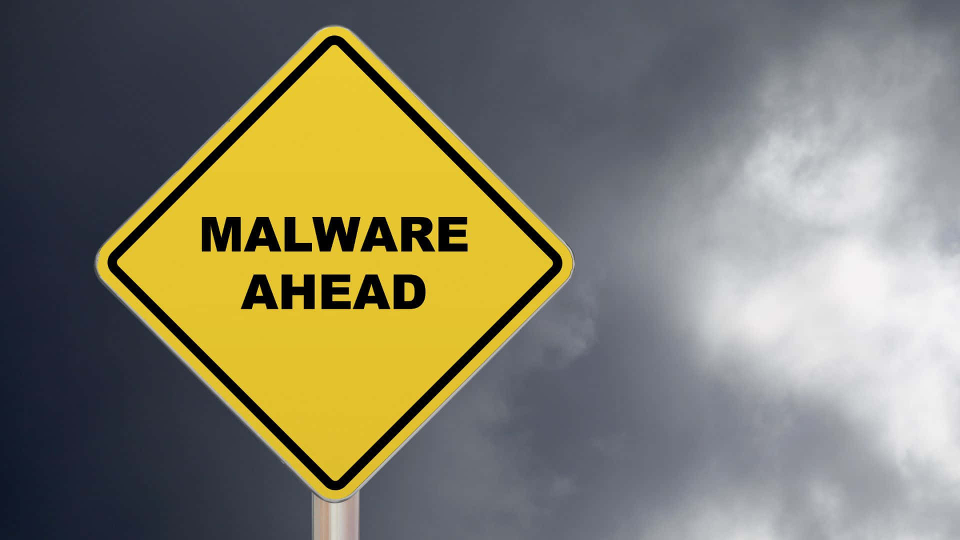 sign 桌布 壁紙 — 一個黃色菱形警告標誌，上面寫著「MALWARE AHEAD」，矗立在陰暗多雲的天空下。