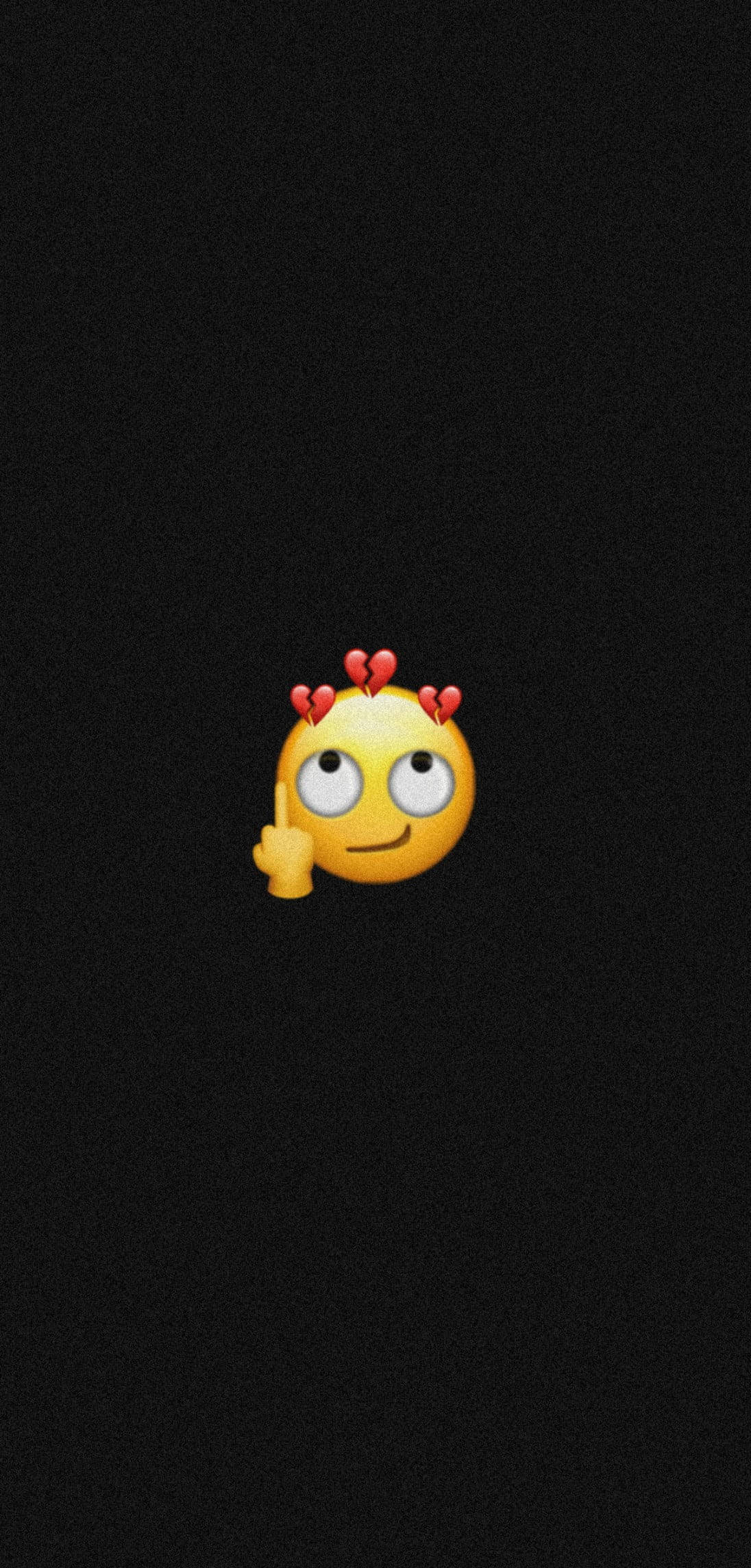 Black Emoji 桌布 壁紙 — 一個黃色表情符號，有愛心眼和舉起的手指，獨自站在有紋理的黑色背景上。
