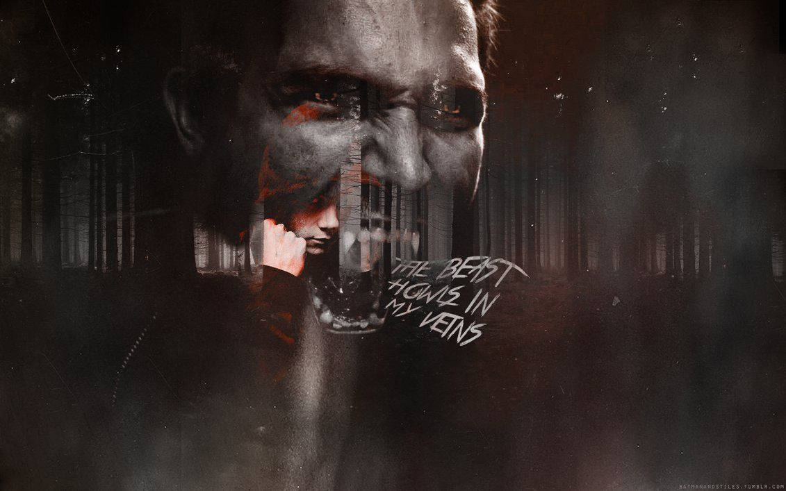 scott mccall 桌布 壁紙 — 一個黑暗、粗糙的男人肖像，帶有紅色條紋和幽靈般的面部疊加，背景是陰暗的森林，文字為 'THE BEAST HOWLS IN MY VEINS'。