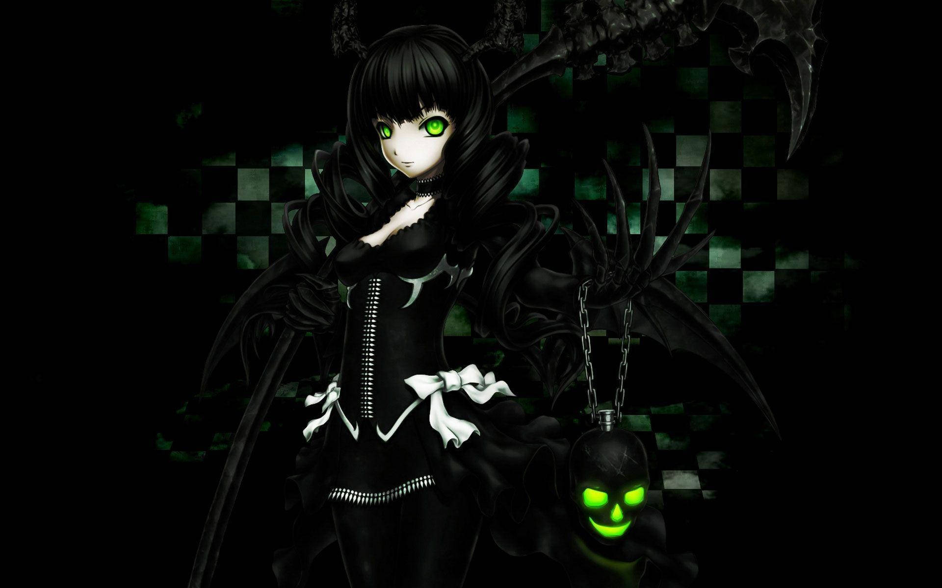 Anime Desktop 桌布 壁紙 — 一個黑暗動漫女孩，擁有發光的綠色眼睛和黑色翅膀，在綠色格子背景上拿著一個頭骨吊墜。