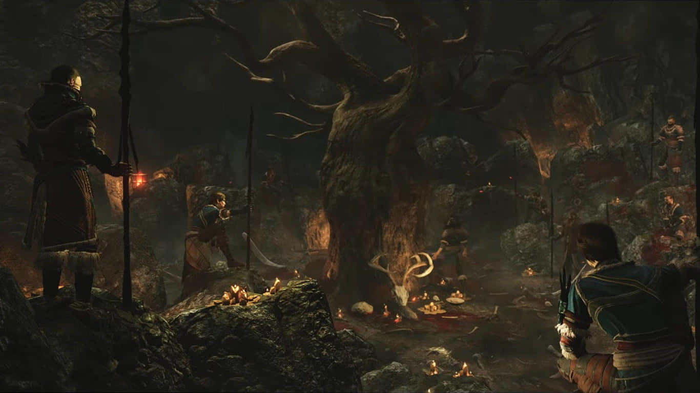 1366x768 Greedfall 桌布 壁紙 — 一個黑暗奇幻場景，戰士們聚集在一個巨大的多節樹木周圍，在岩石洞穴中昏暗的火把光下。