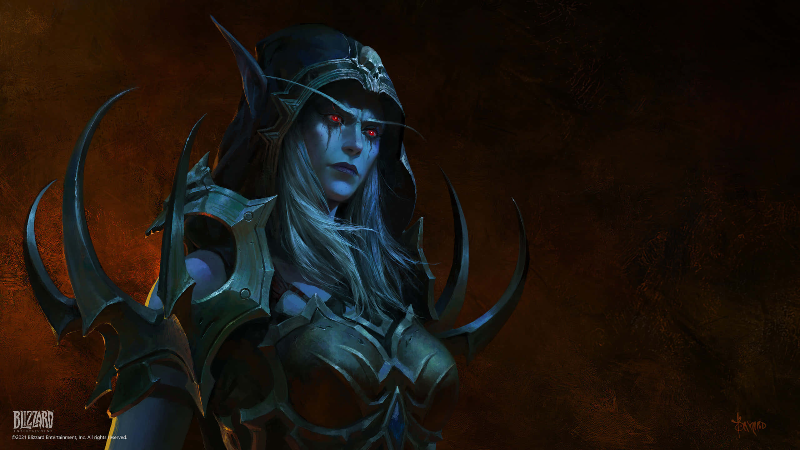 Sylvanas Windrunner 桌布 壁紙 — 一個黑暗奇幻戰士，擁有發光的紅色眼睛和華麗盔甲，站在火熱的橙色背景前。