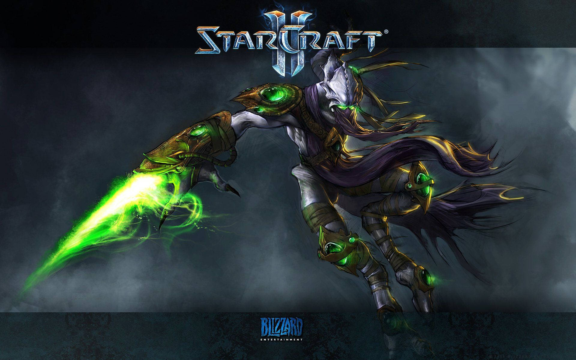 Starcraft 桌布 壁紙 — 一個黑暗奇幻戰士，擁有發光的綠色眼睛和能量劍，在暴風雨的灰色背景中向前衝刺。