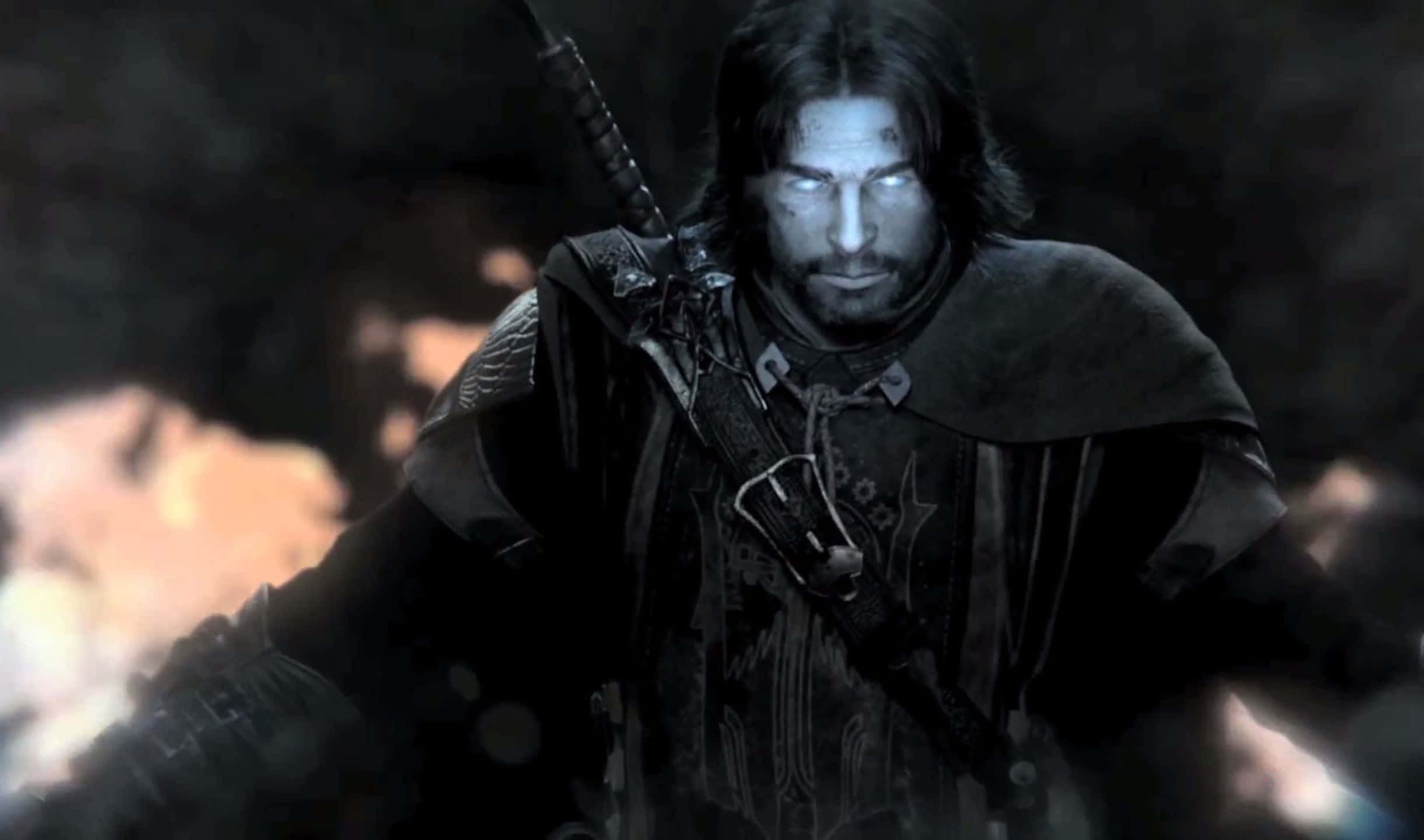 2440x1440 Shadow Of Mordor 桌布 壁紙 — 一個黑暗奇幻戰士，眼睛發光，手持劍，站在陰影戰鬥中，火焰在他身後閃爍。