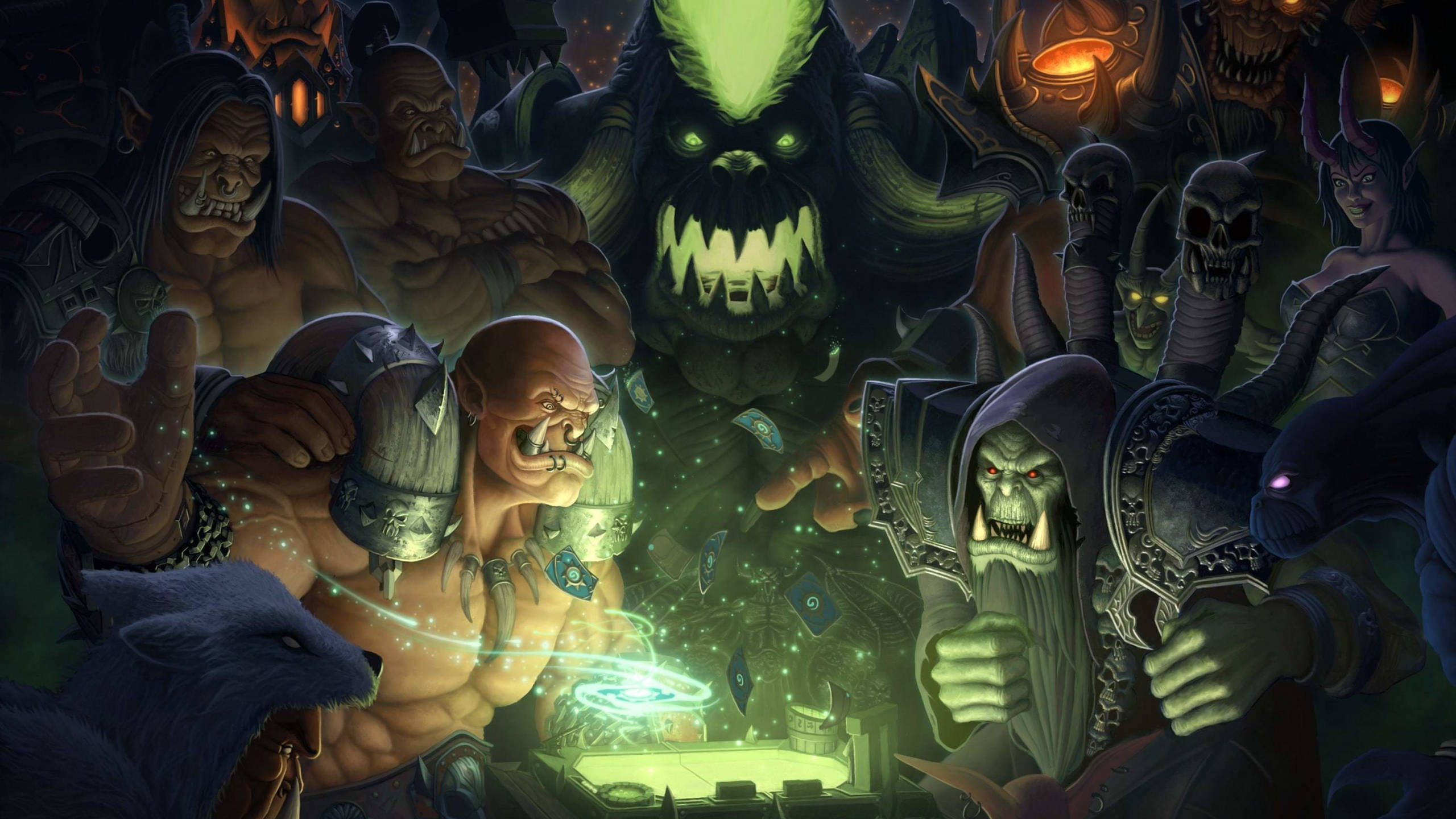PC 遊戲 桌布 壁紙 — 一個黑暗奇幻戰鬥場景，有怪物般的獸人戰士和一個被頭骨和魔法包圍的發光綠色惡魔。