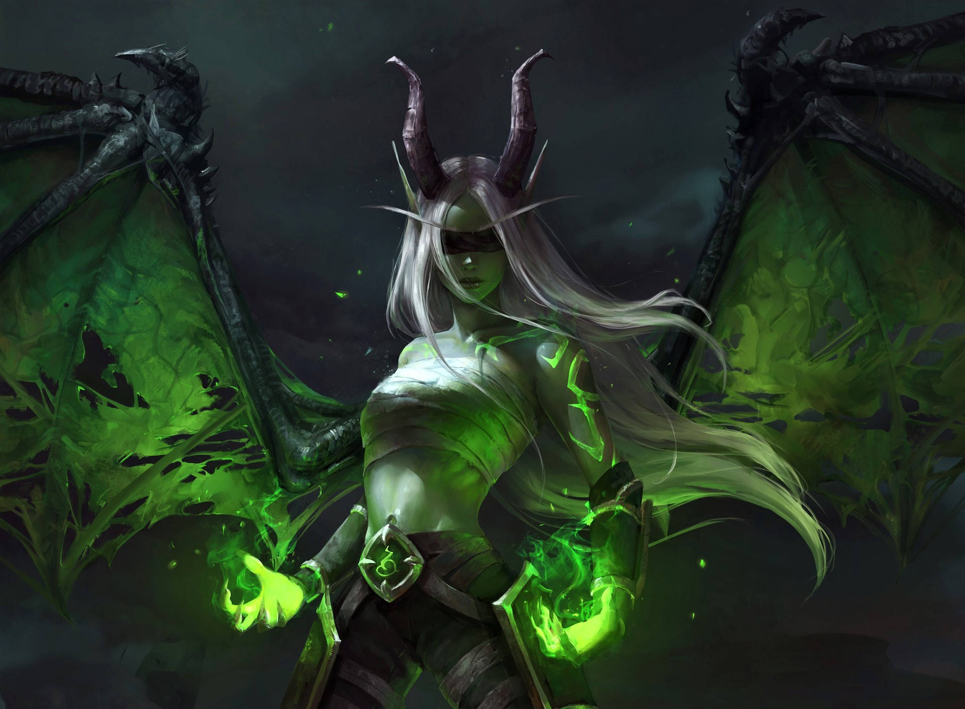 horns 桌布 壁紙 — 一個黑暗奇幻的女惡魔，擁有發光的綠色翅膀和角，在陰影背景前威嚇地站立。